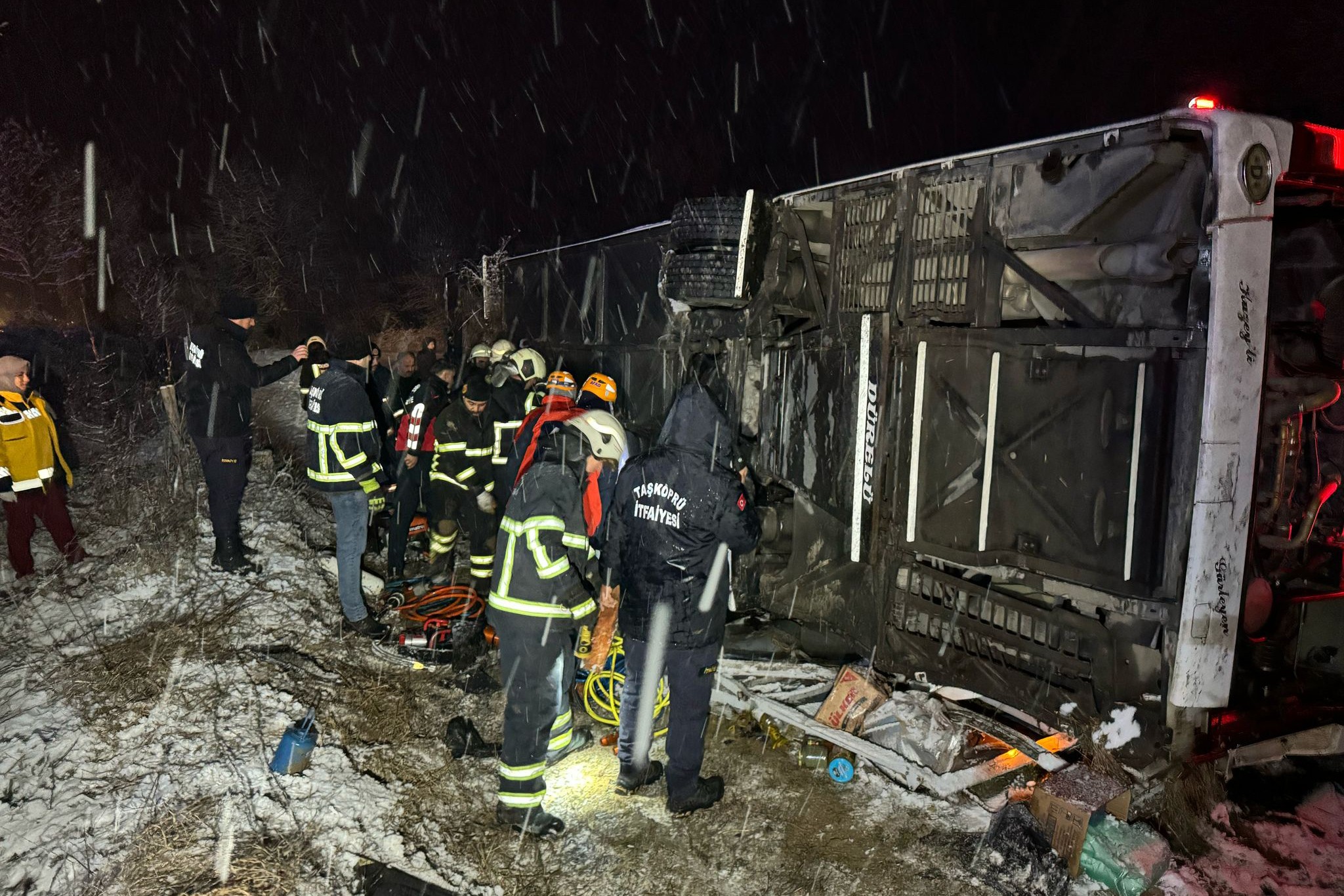 Kastamonu'da yolcu otobüsü devrildi: 6 kişi hayatını kaybetti, 33 kişi yaralandı