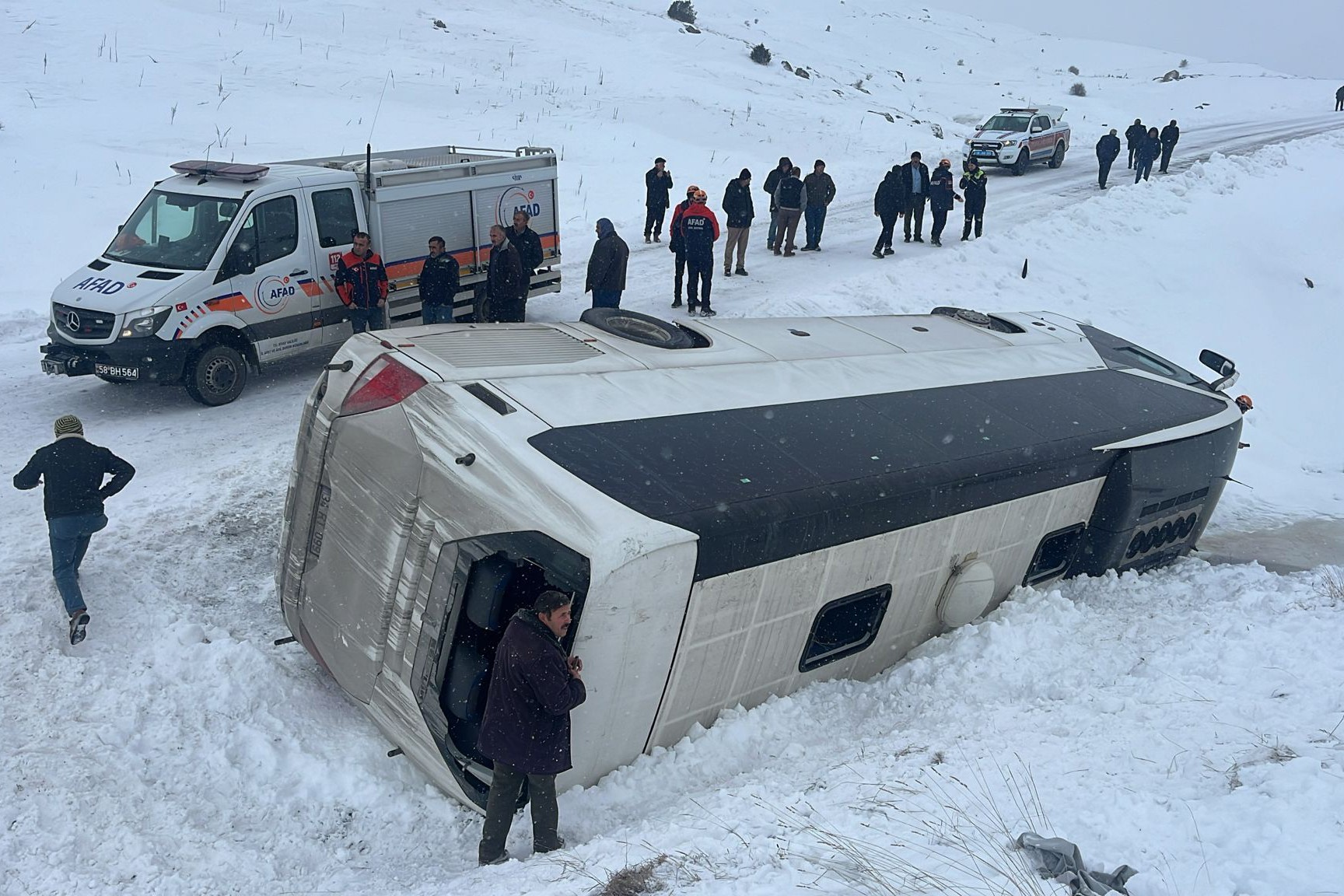 Cenazeden dönenleri taşıyan yolcu otobüsü devrildi: 14 yaralı