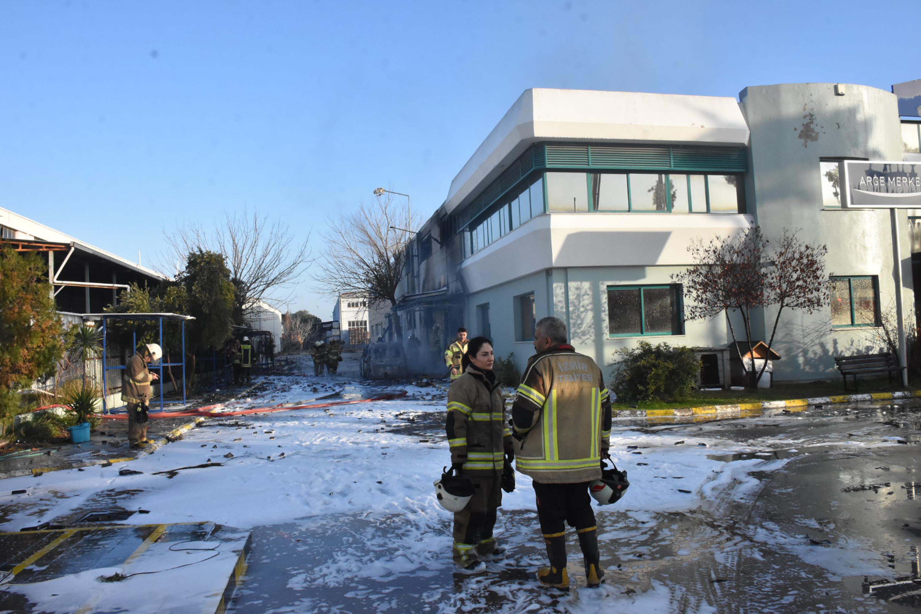 İzmir'de Odak parfüm fabrikasında çıkan yangında ölenlerin sayısı 3'e yükseldi