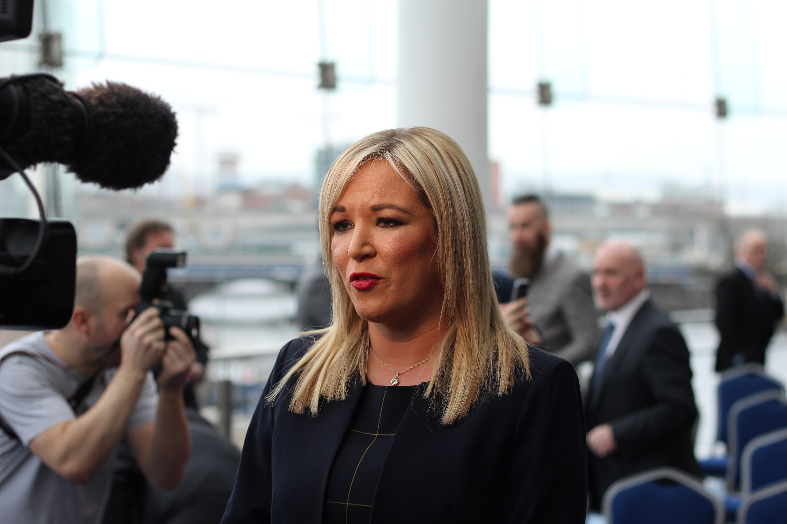 Kuzey İrlanda’da bir ilk: Sinn Fein lideri Michelle O’Neill başbakan oldu