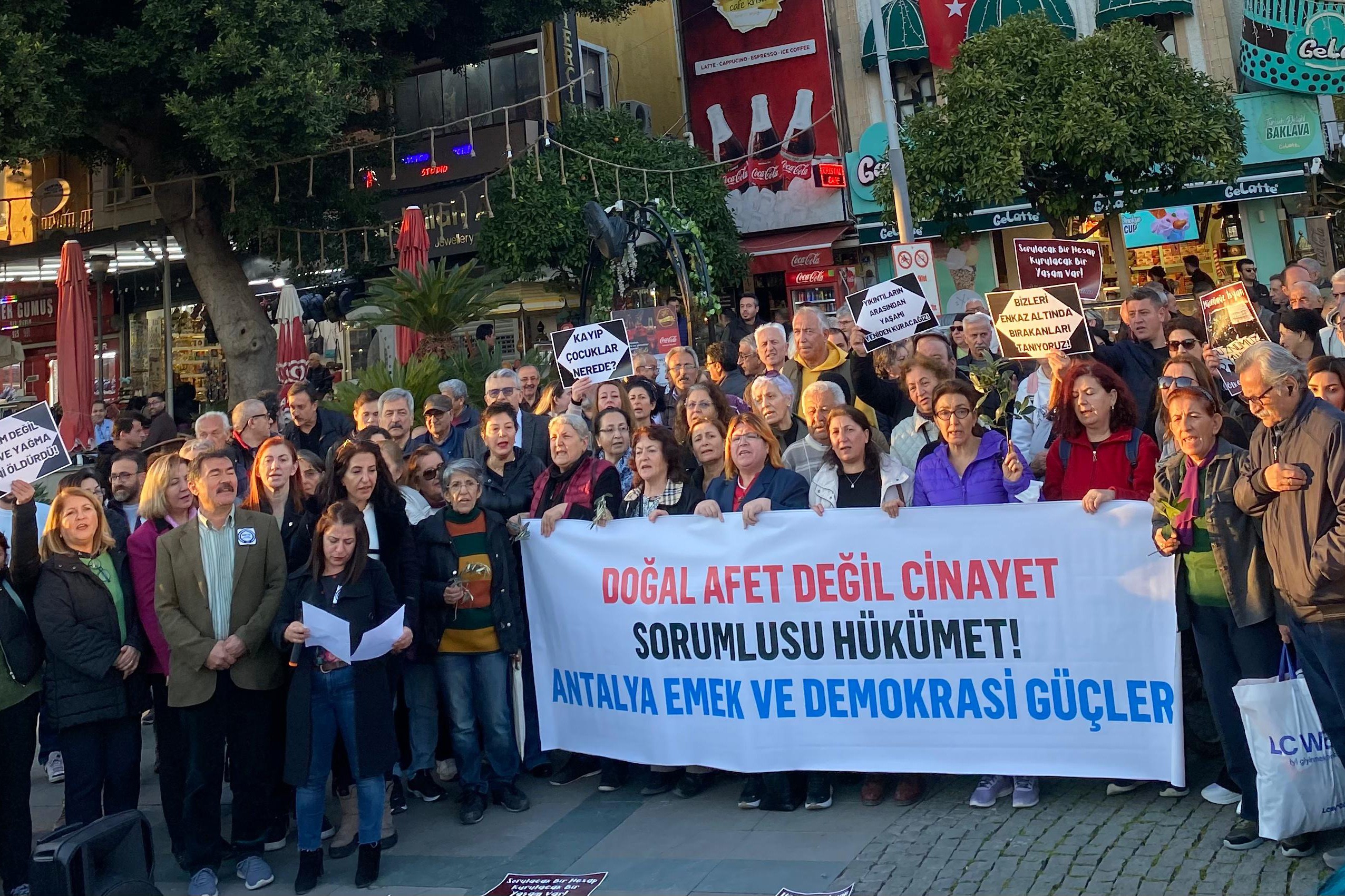 Antalya Emek ve Demokrasi Güçleri'nin çağrısıyla 6 Şubat depremlerinde hayatını kaybedenler anıldı.