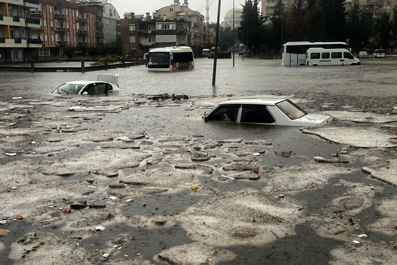 Antalya şiddetli yağış nedeniyle sular altında kaldı: Selde 1 kişi öldü