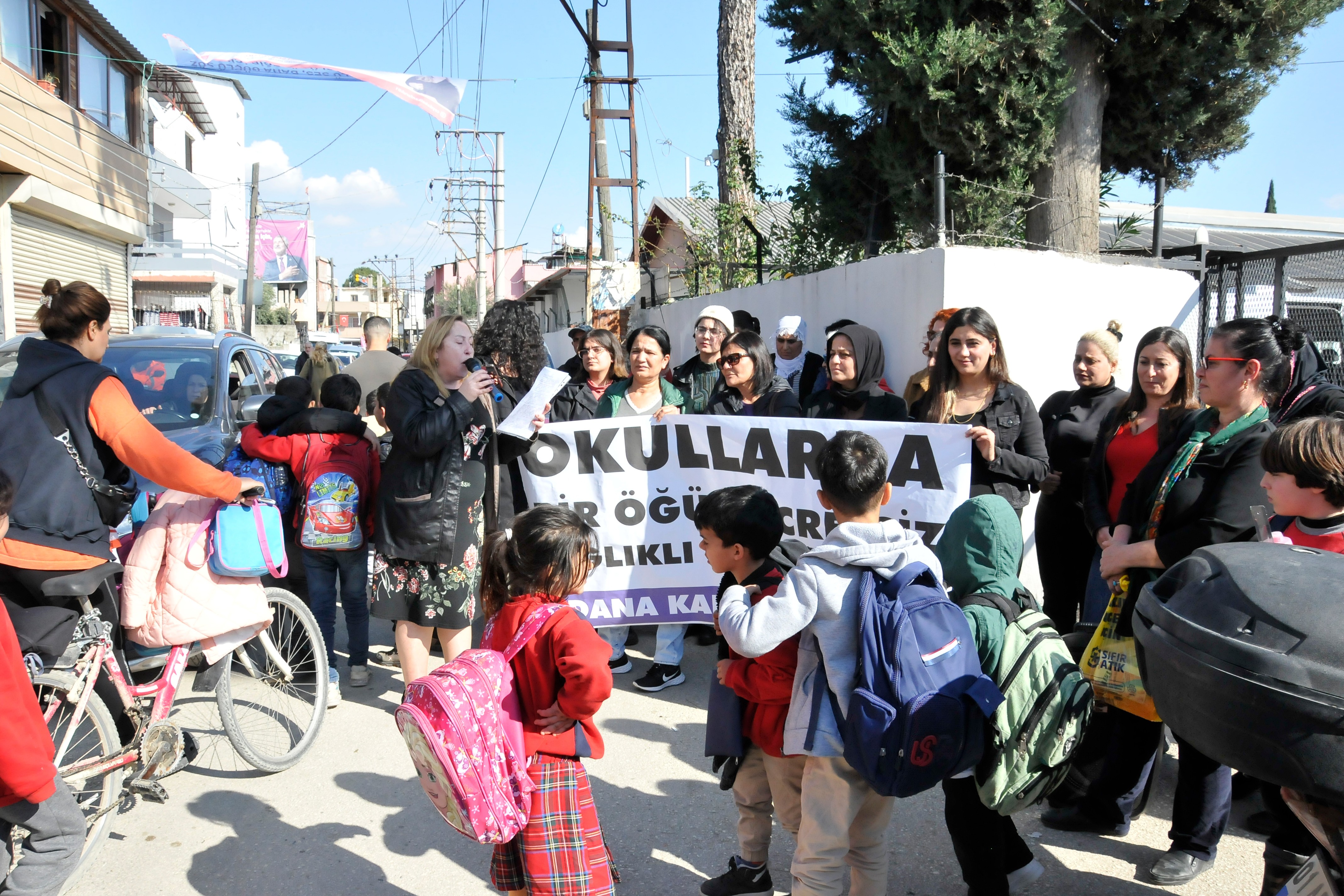 Adana'da okul önünde yapılan açıklama