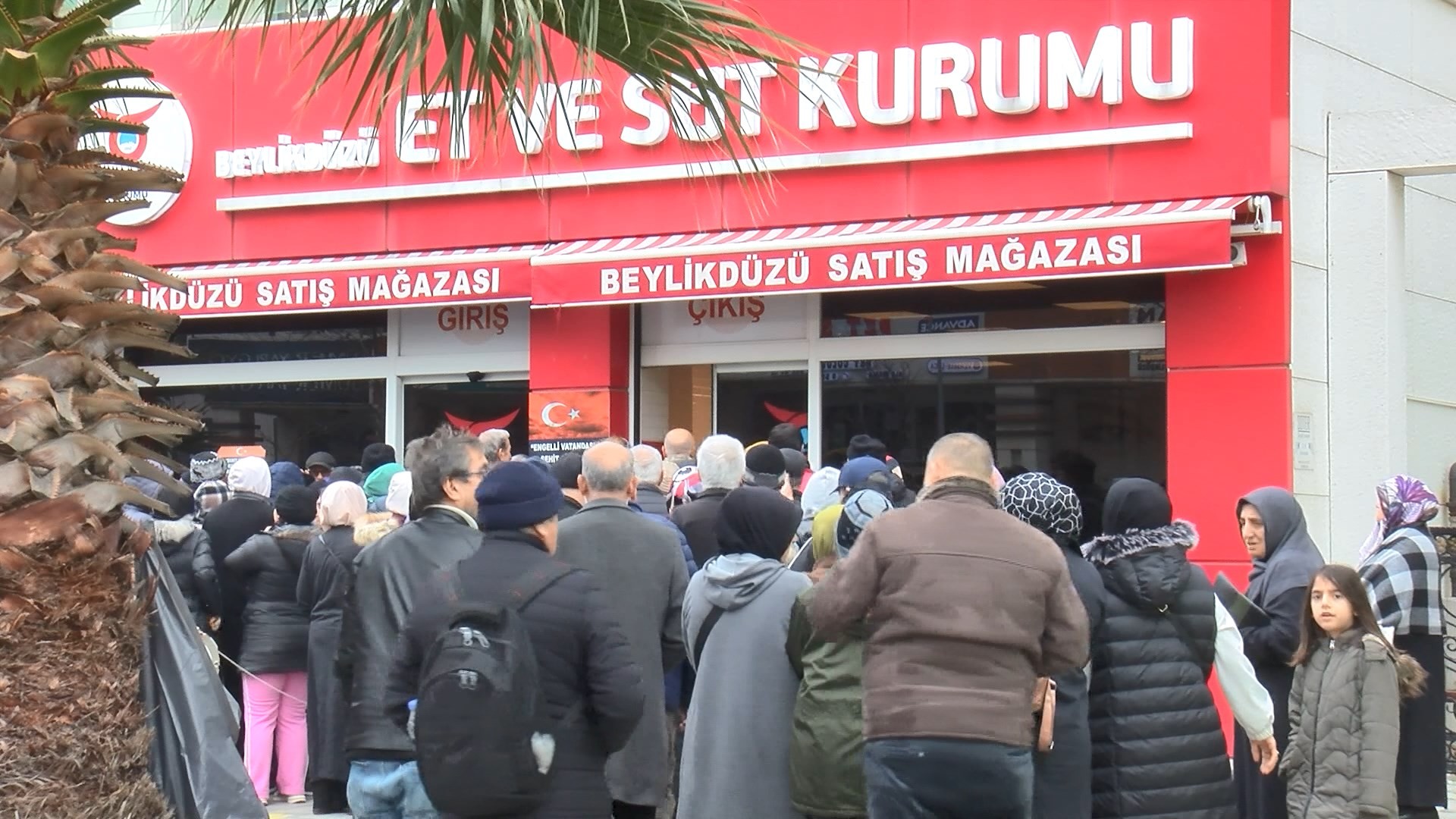 Et ve Süt Kurumunun önündeki sıra.