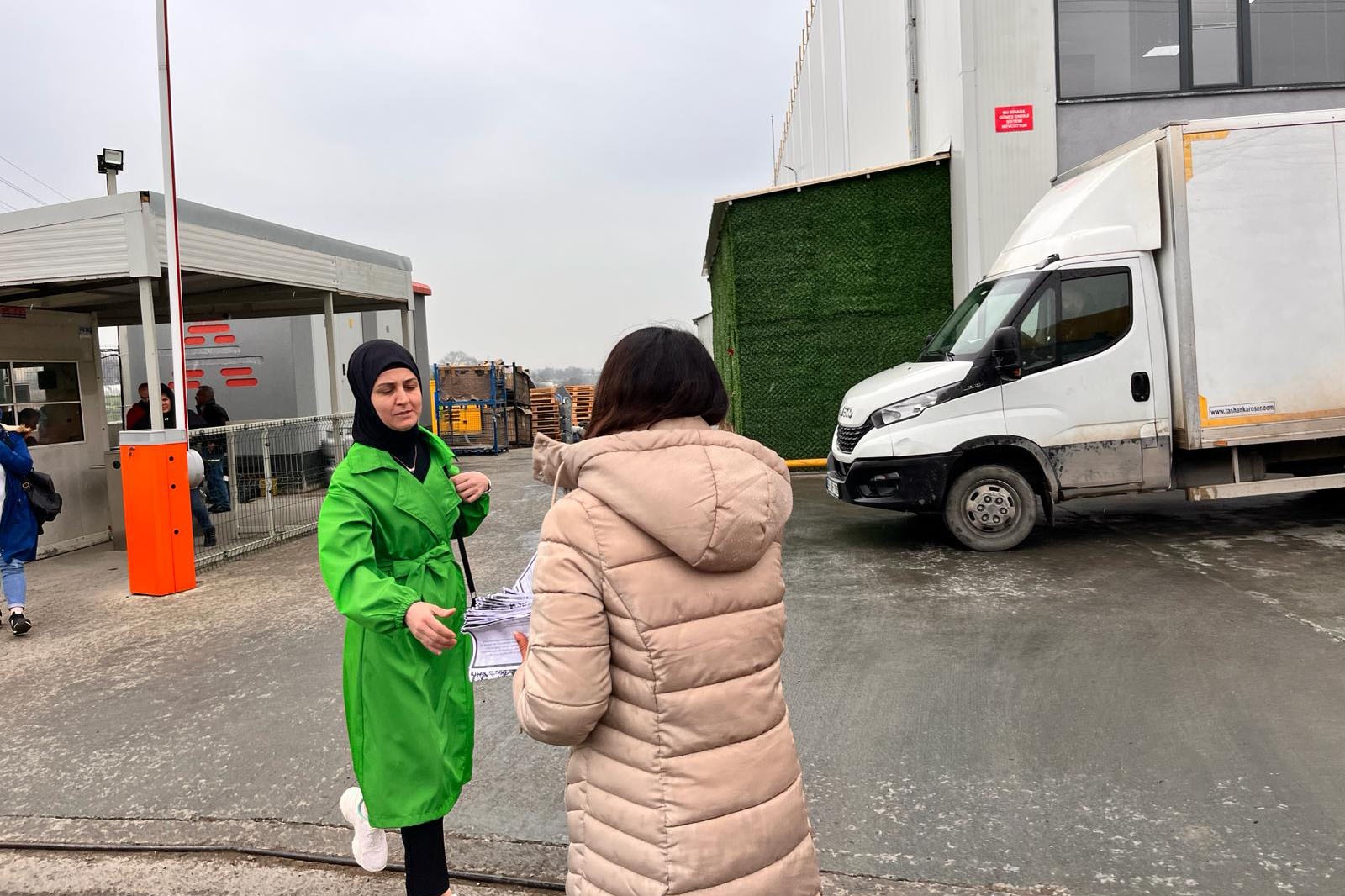 Arzu Erkan kadınlara yazdığı mektubu dağıttı