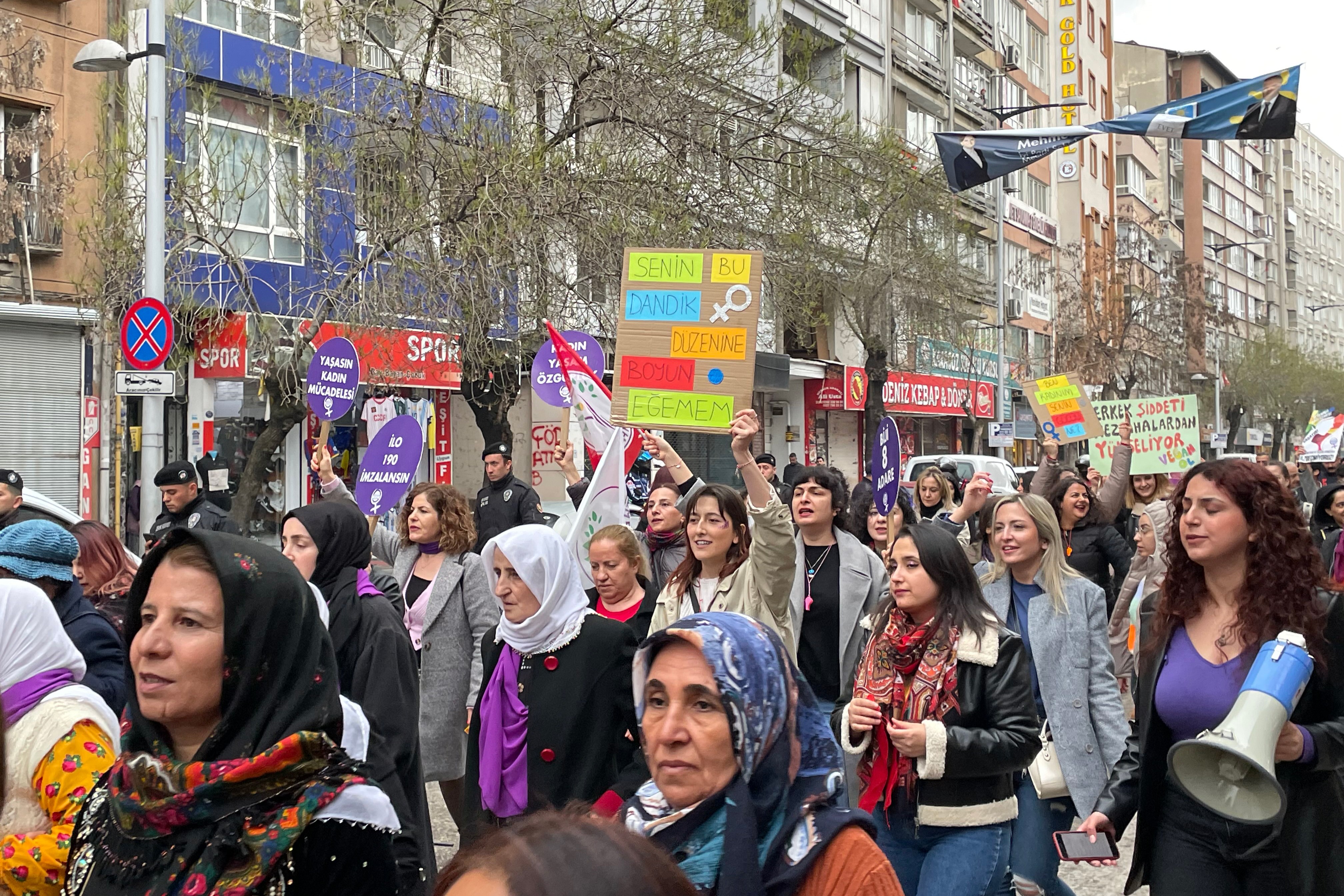 Antep'te 8 Mart yürüyüşünde kadınlar