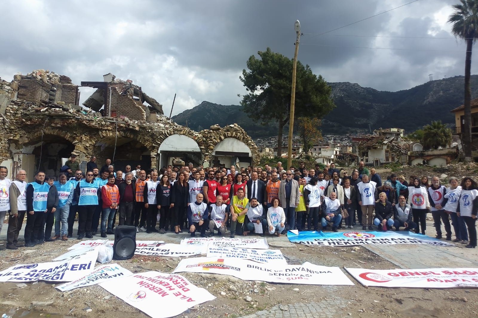 Depremzede aile hekimleri: Bize bir deprem de siz yaşatıyorsunuz