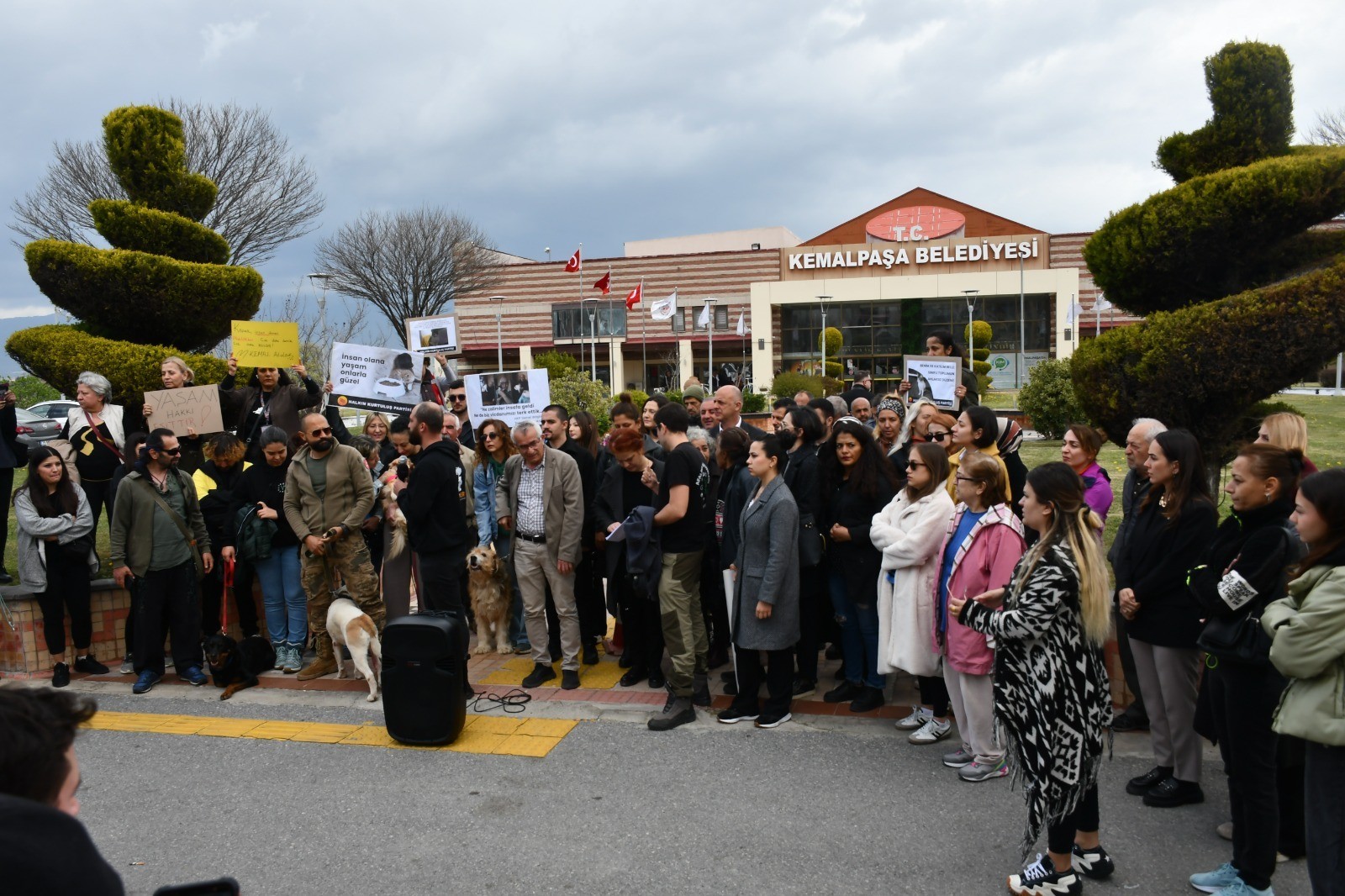 İzmir Kemalpaşa'da barınaktaki köpek ölümleri protesto edildi