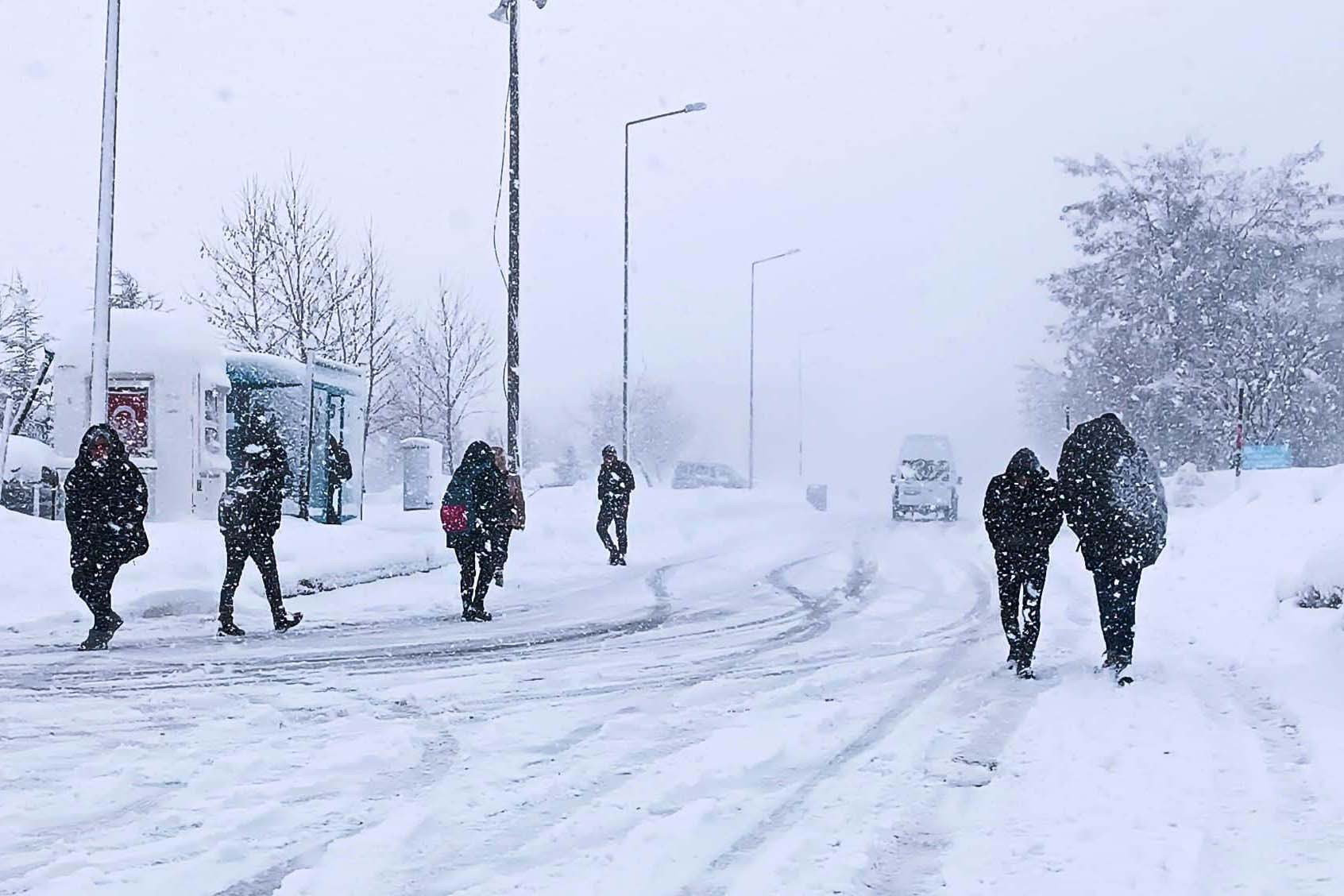 Kar yağışı nedeniyle birçok ilde eğitime ara verildi