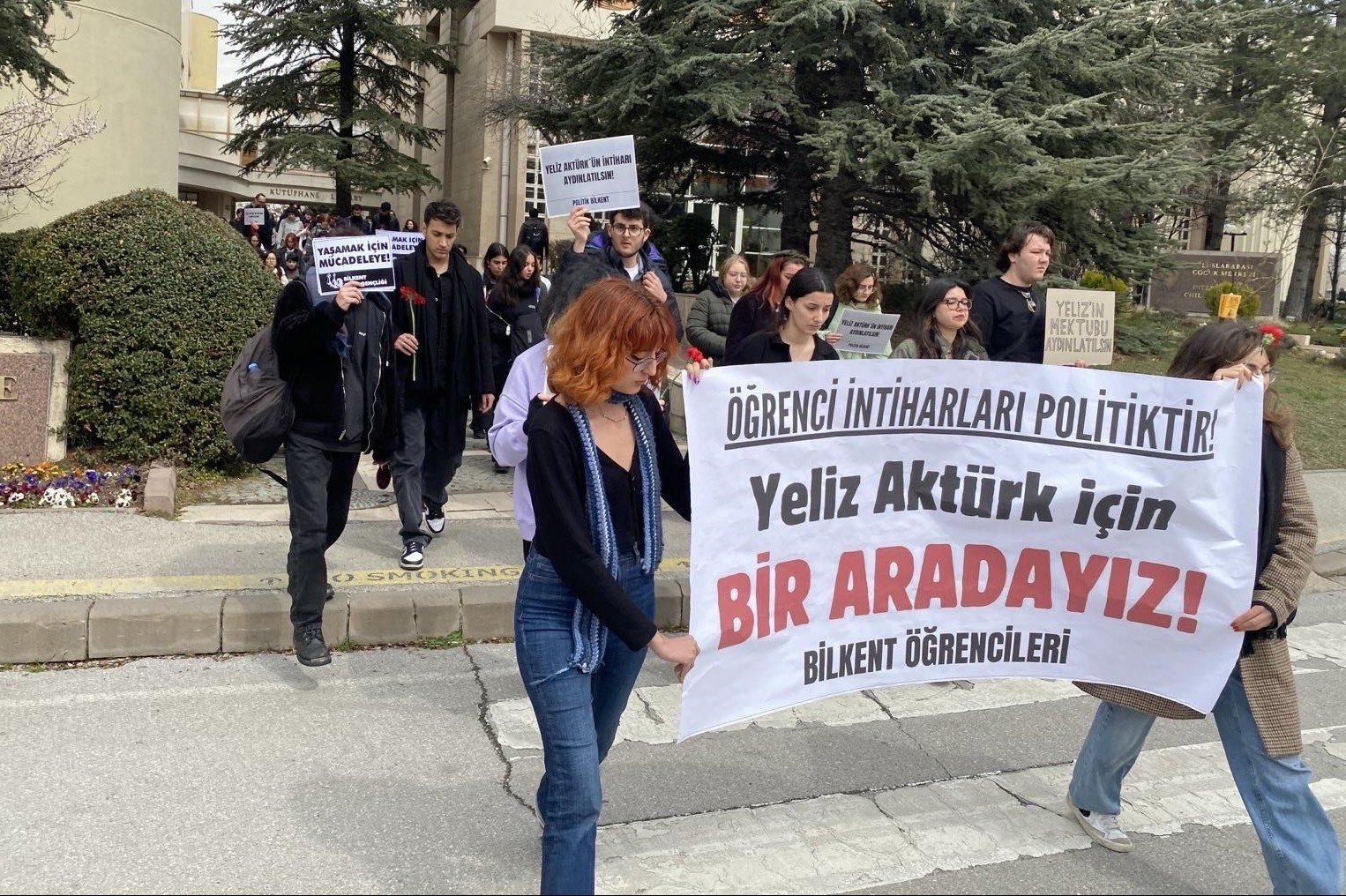 Yeliz Aktürk için toplanan öğrenciler