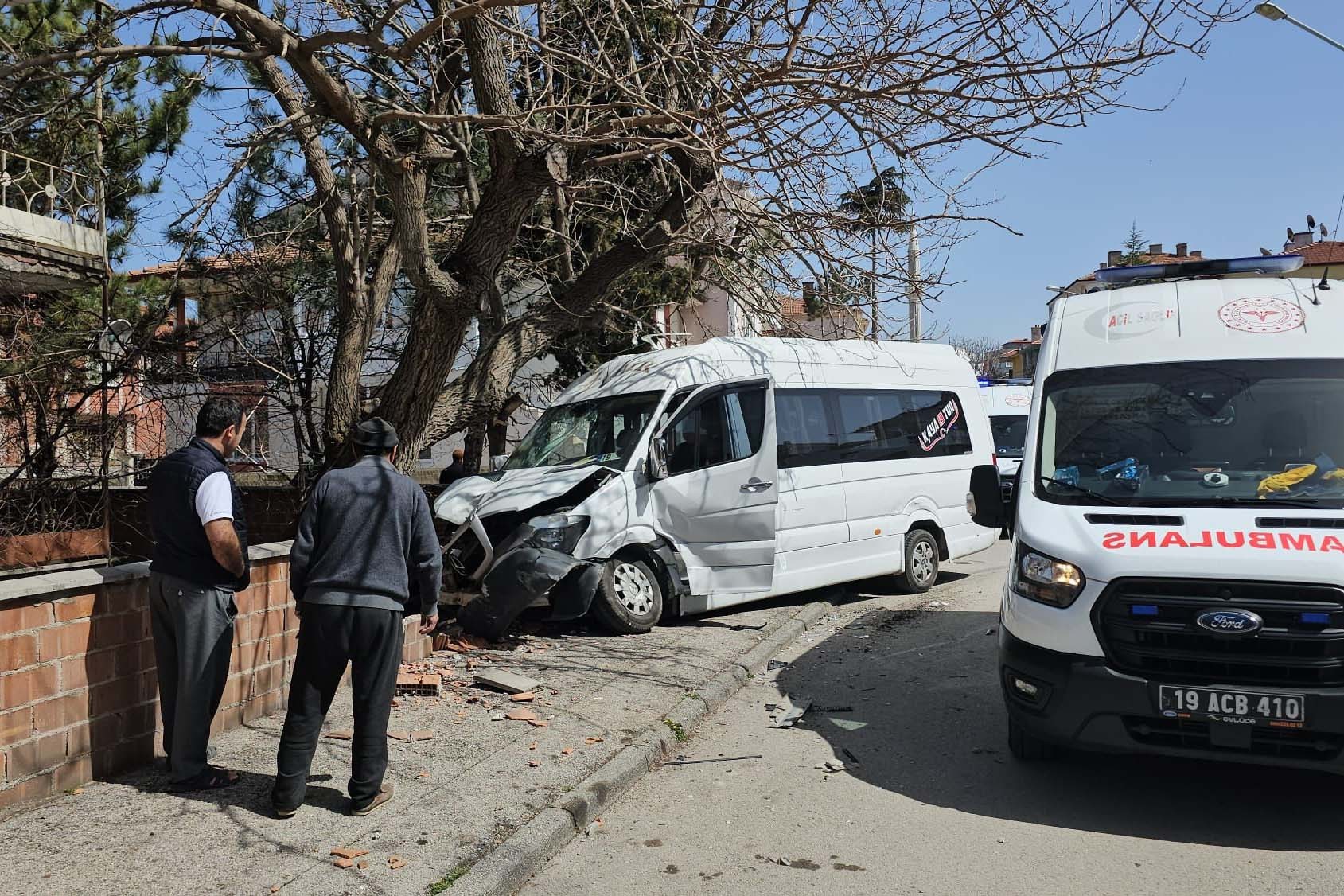 Çorum'da otomobil ile öğrenci servisi çarpıştı, 15'i öğrenci 16 kişi yaralandı