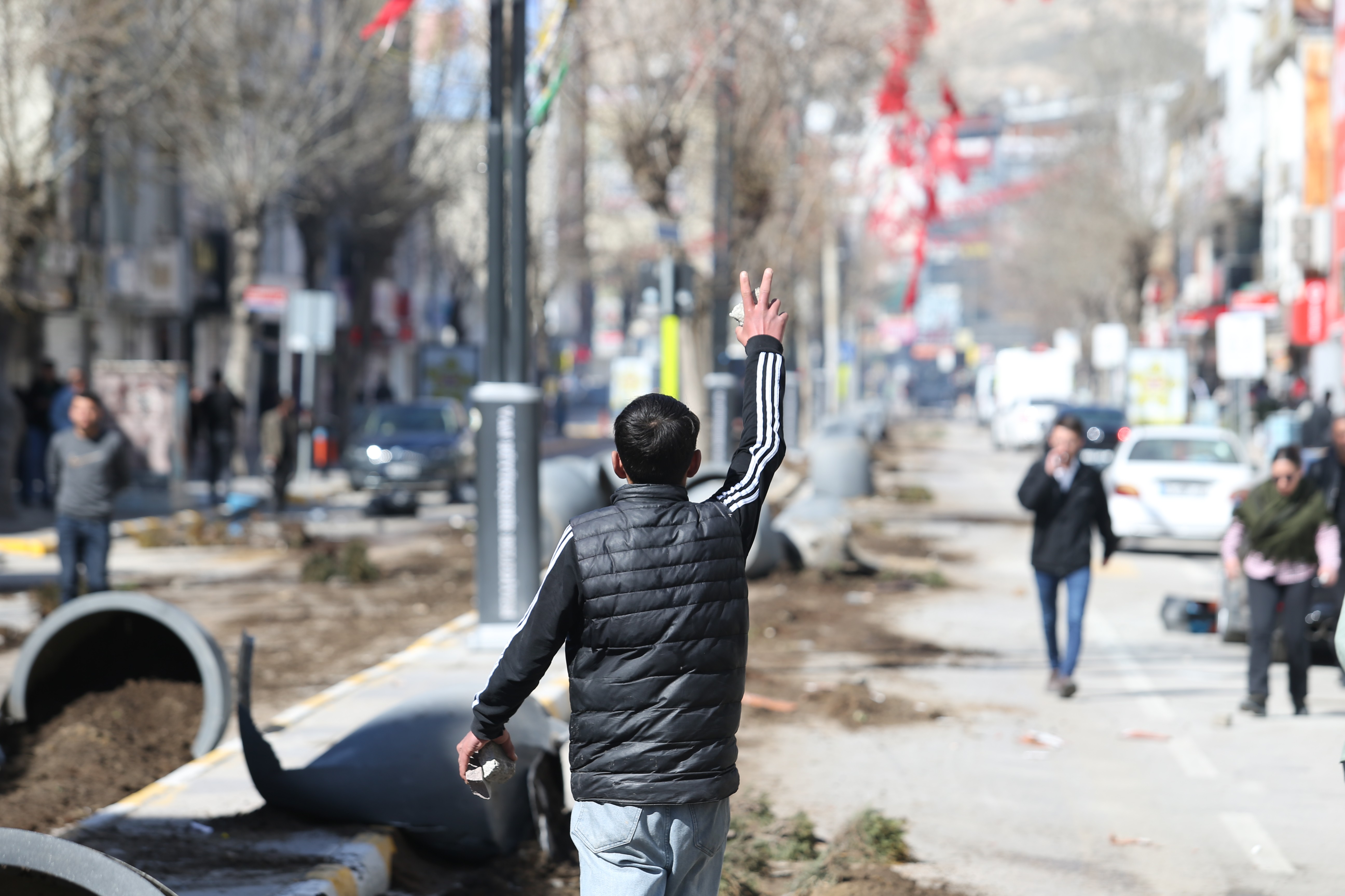 Van'da halk irade gasbına karşı sokağa çıktı, polis müdahale etti