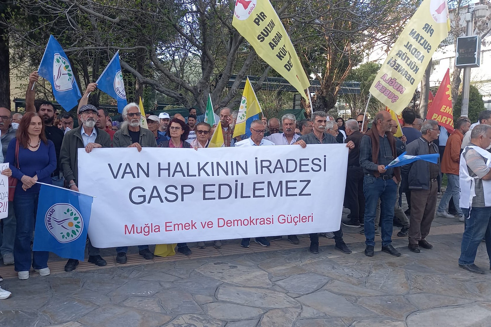 Muğla'da emek demokrasi güçleri sınırsızlık meydanında basın açıklaması yaptı 