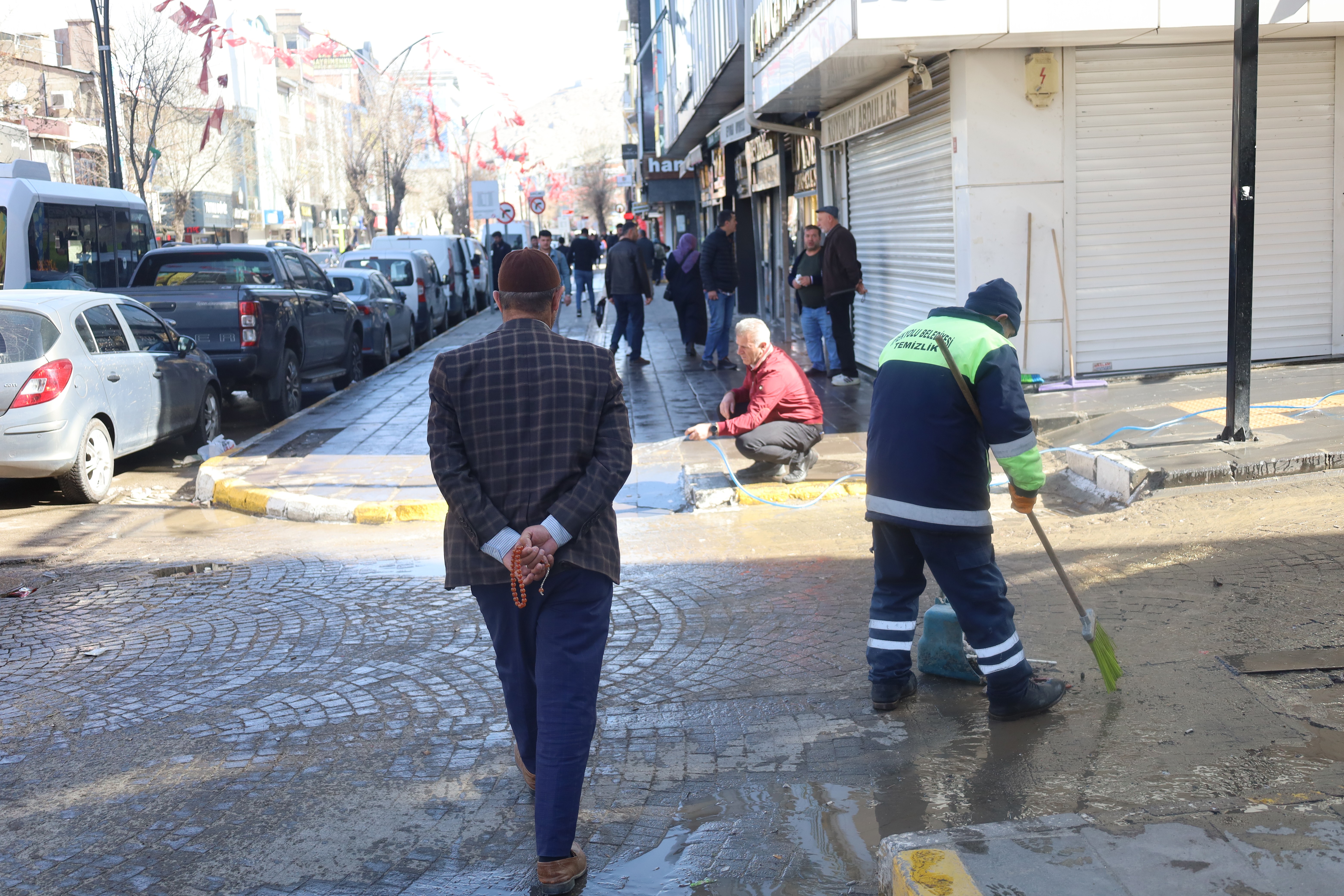 Vanlılar kent temizliği yaptı: Belediye bizim, sokaklar bizim