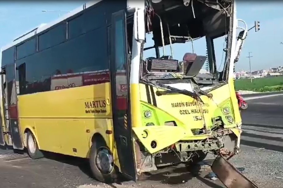 Mardin'de midibüs ile tır çarpıştı: 18 yaralı