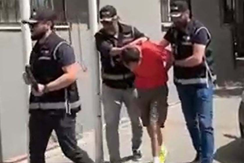 Interpol tarafından mavi bültenle aranan dolandırıcılık şüphelisi İzmir'de yakalandı