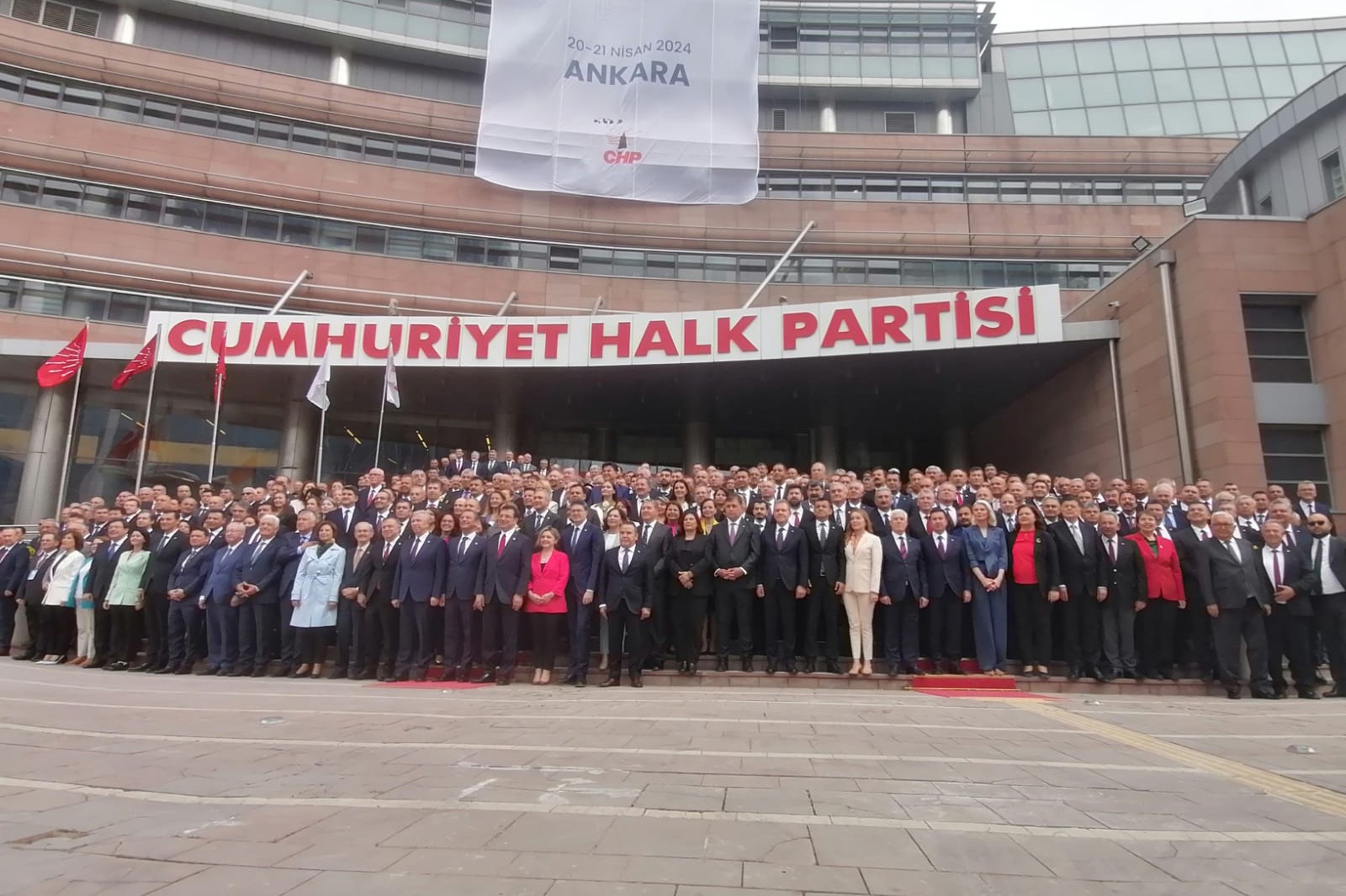 CHP binası önünde poz veren belediye başkanları 