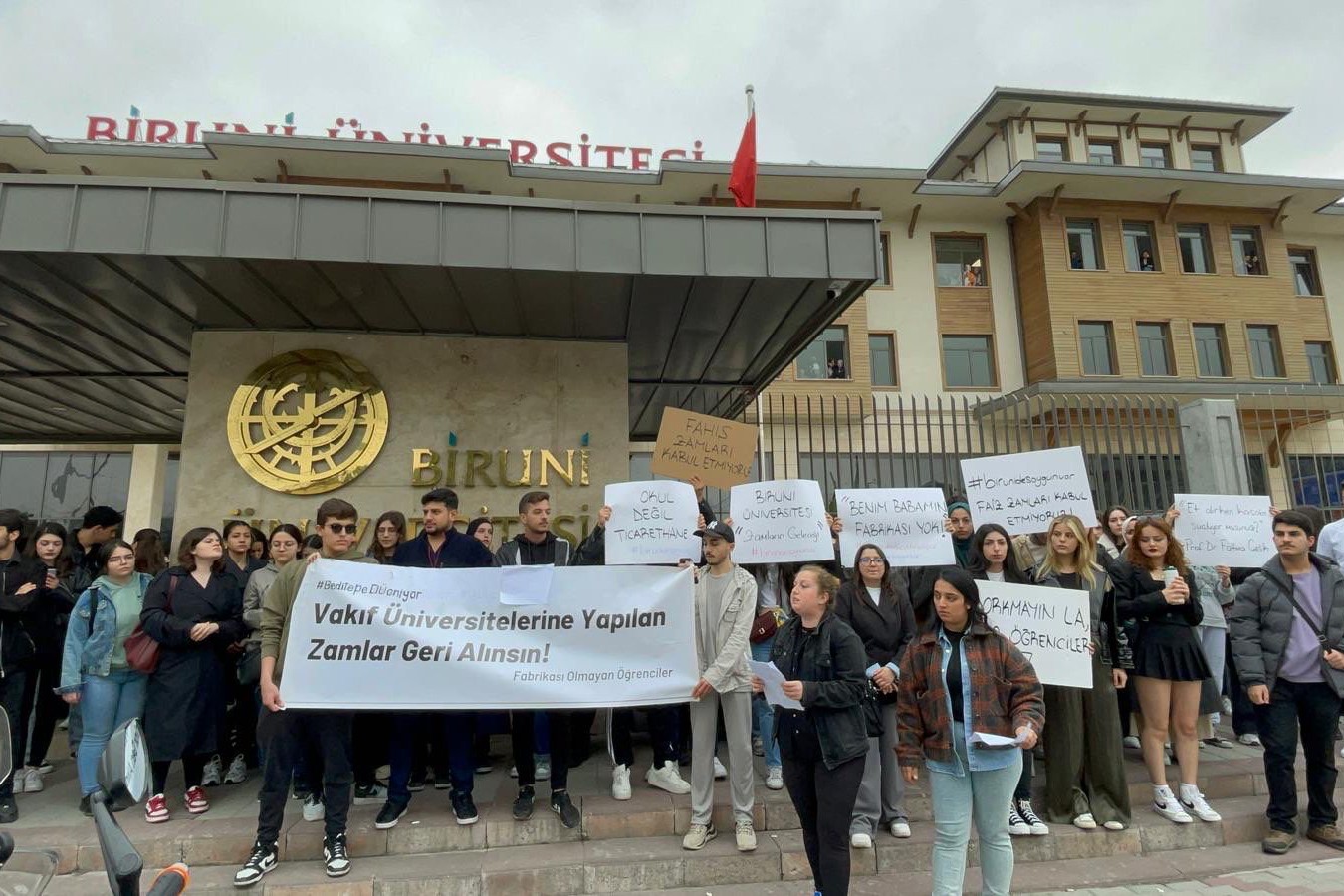 Biruni Üniversitesi zam protestosu: Uygulanan fahiş zam geri çekilsin