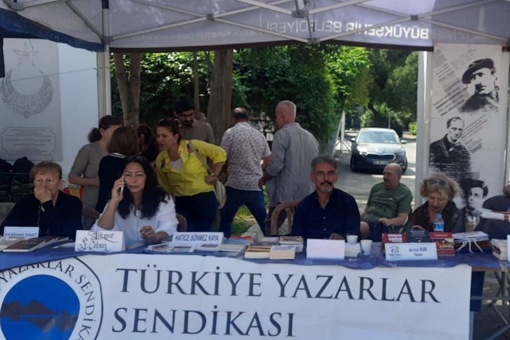 İzmir Kitap Fuarı'nda TYS stantı