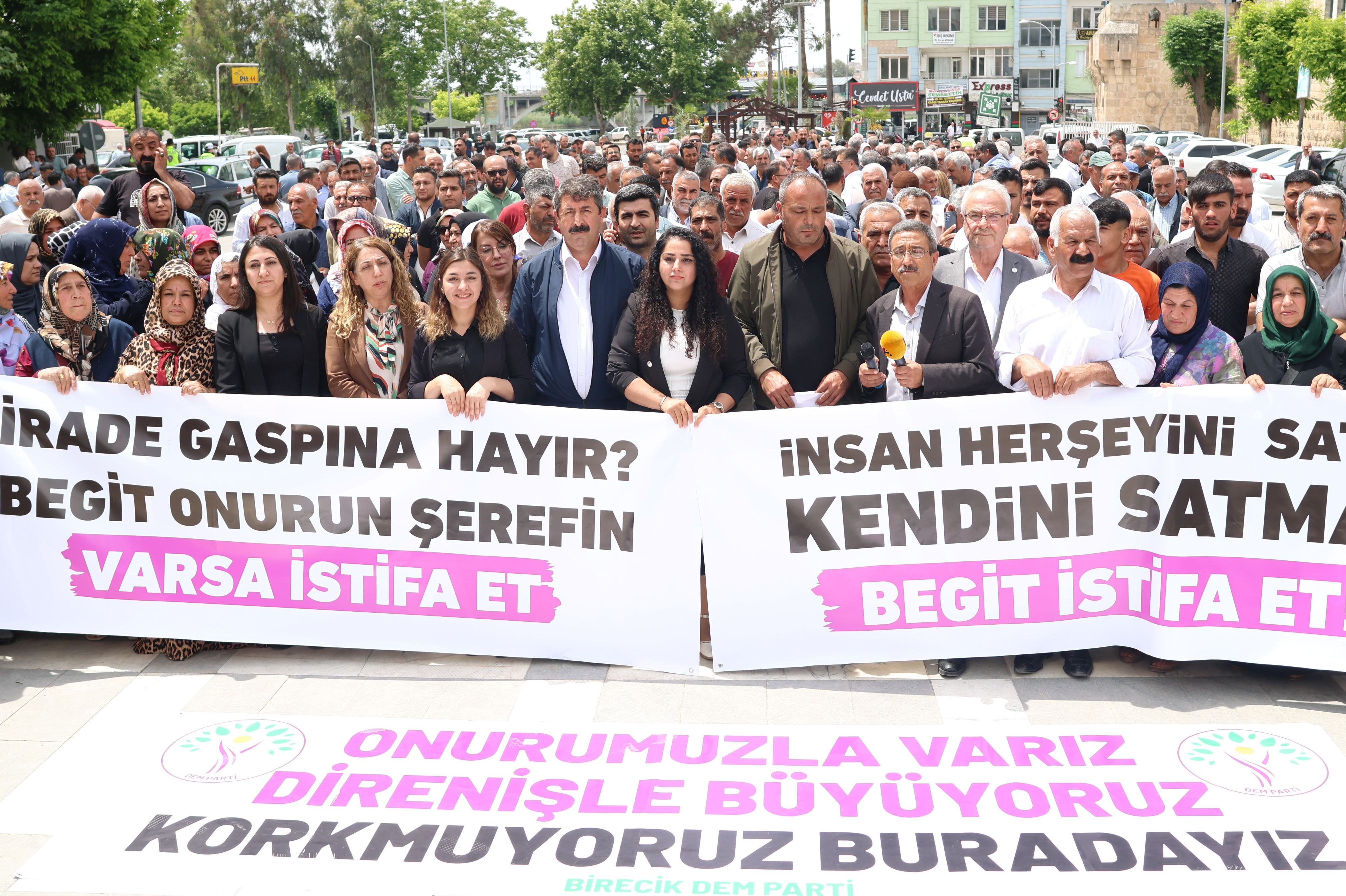 DEM Parti'ye saldırılar protesto edildi: Çetelerden korkmayız