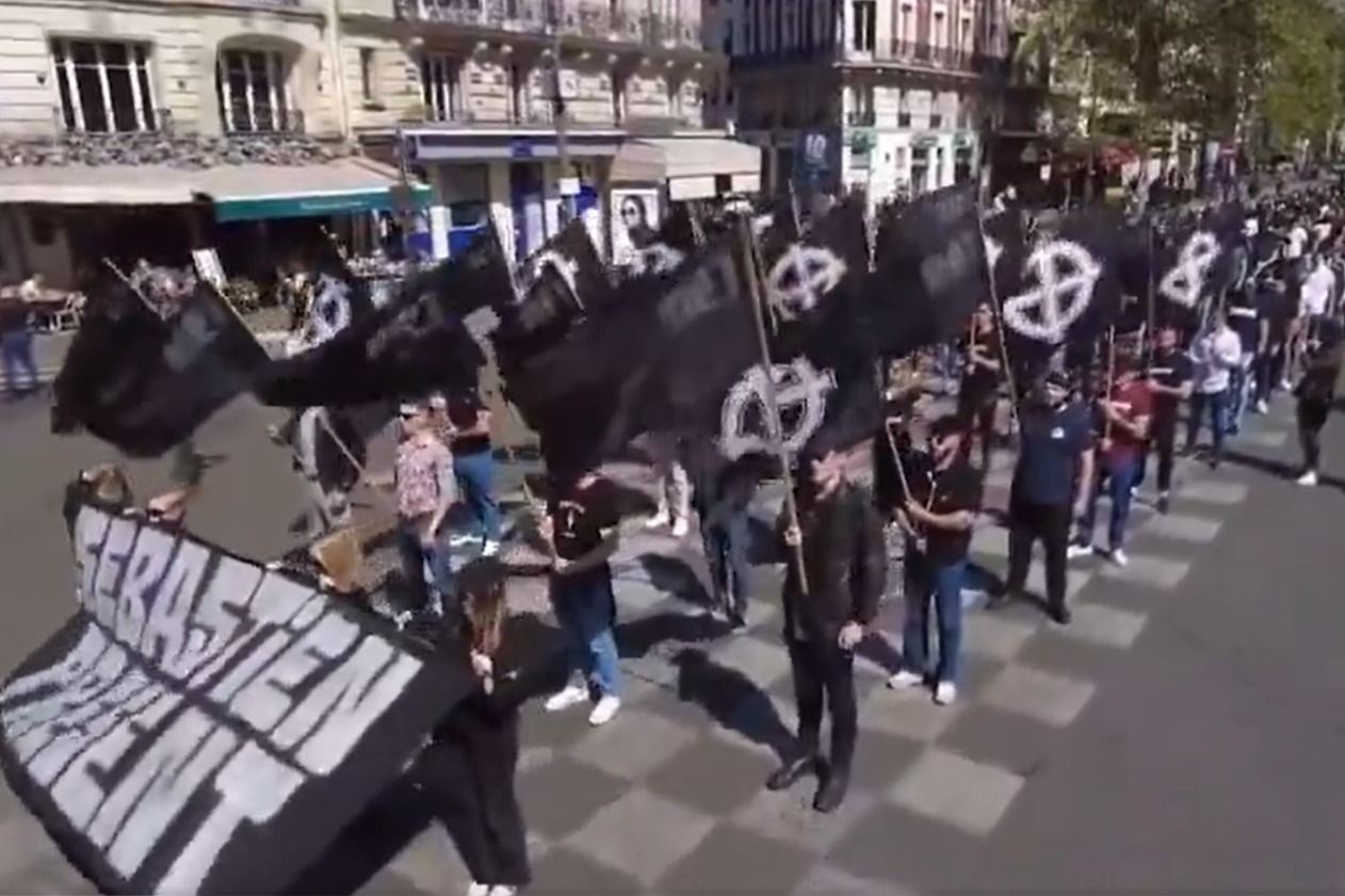 Neonaziler Paris’te mahkeme korumasında yürüdü