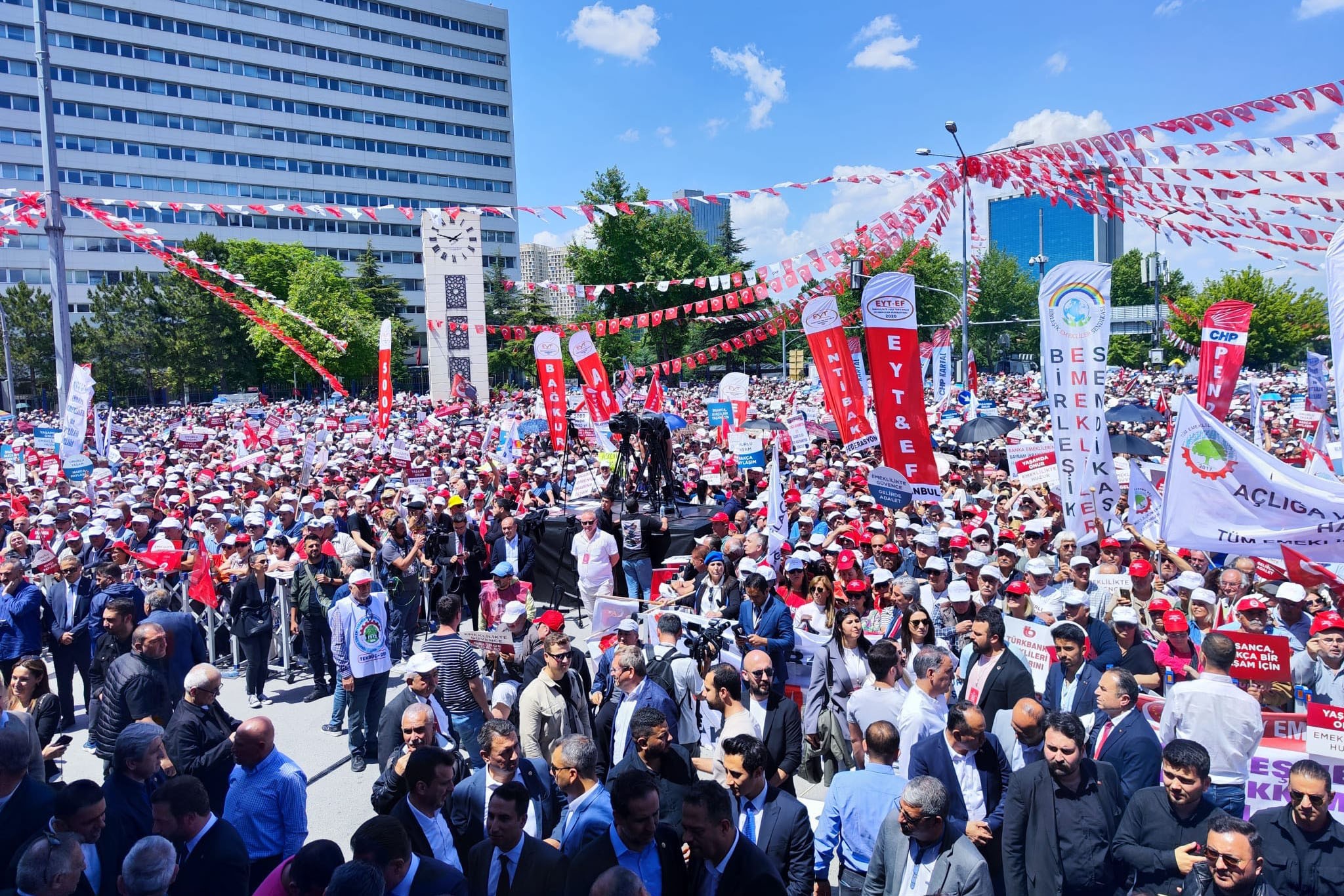 Binlerce emekli Tandoğan Meydanına sığmadı | "Mutfakta yangın var, bıçak kemiğe dayandı"