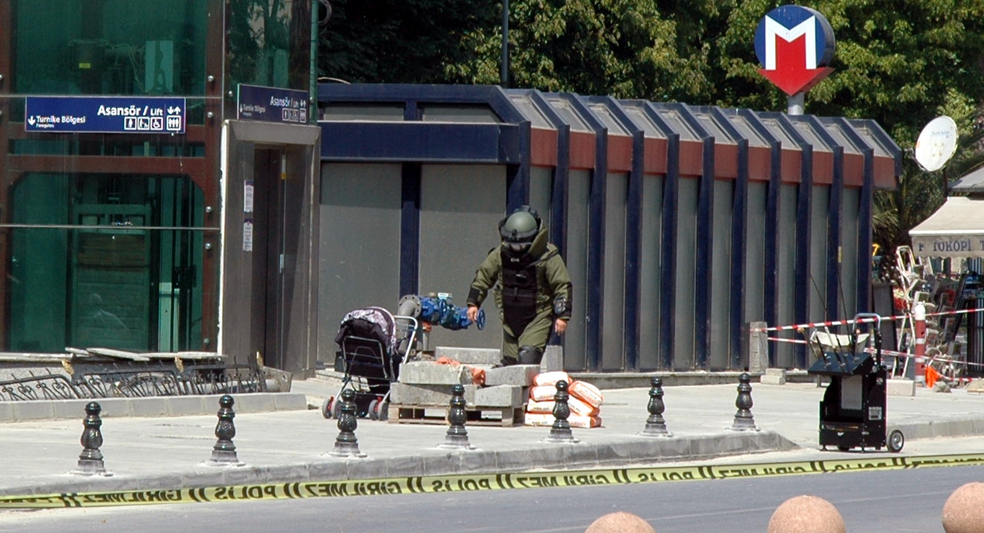 Vatan Caddesi'nde 'şüpheli bebek arabası' yol kapattırdı