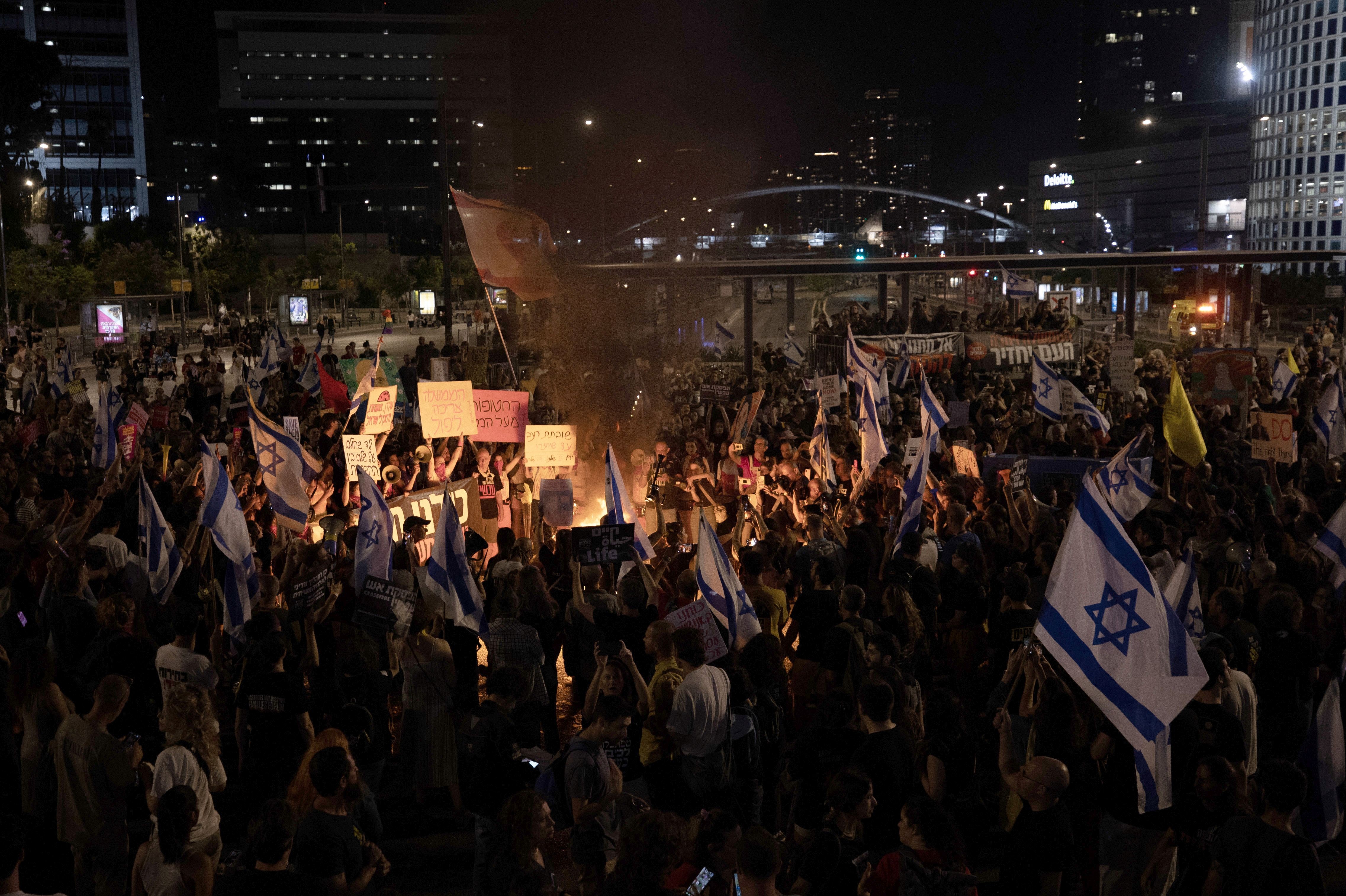 On binlerce İsrailli esir takası anlaşması talebiyle Tel Aviv'de eylem yaptı