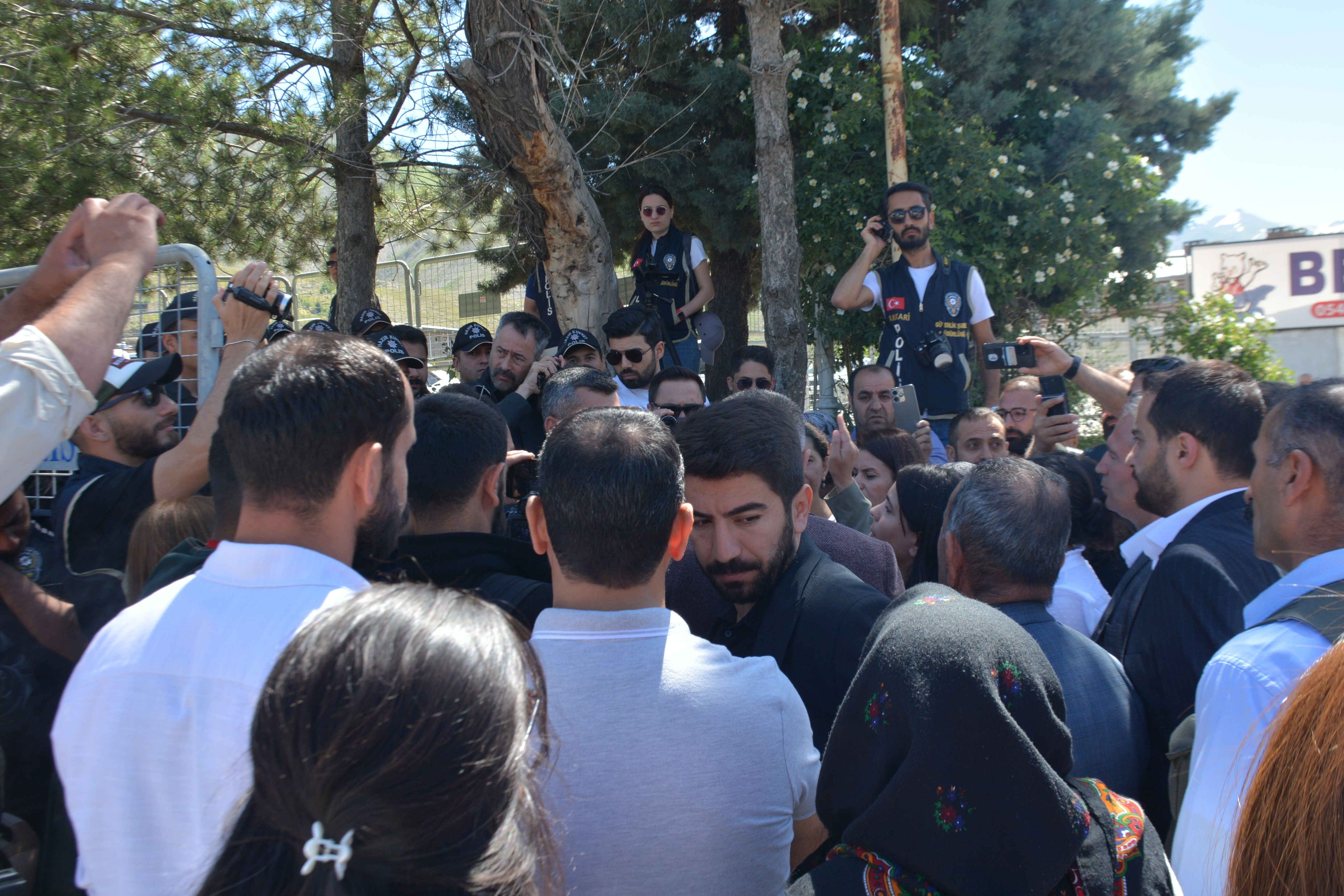 Hakkari Belediye eş başkanının yargılandığı davada polis ablukası.