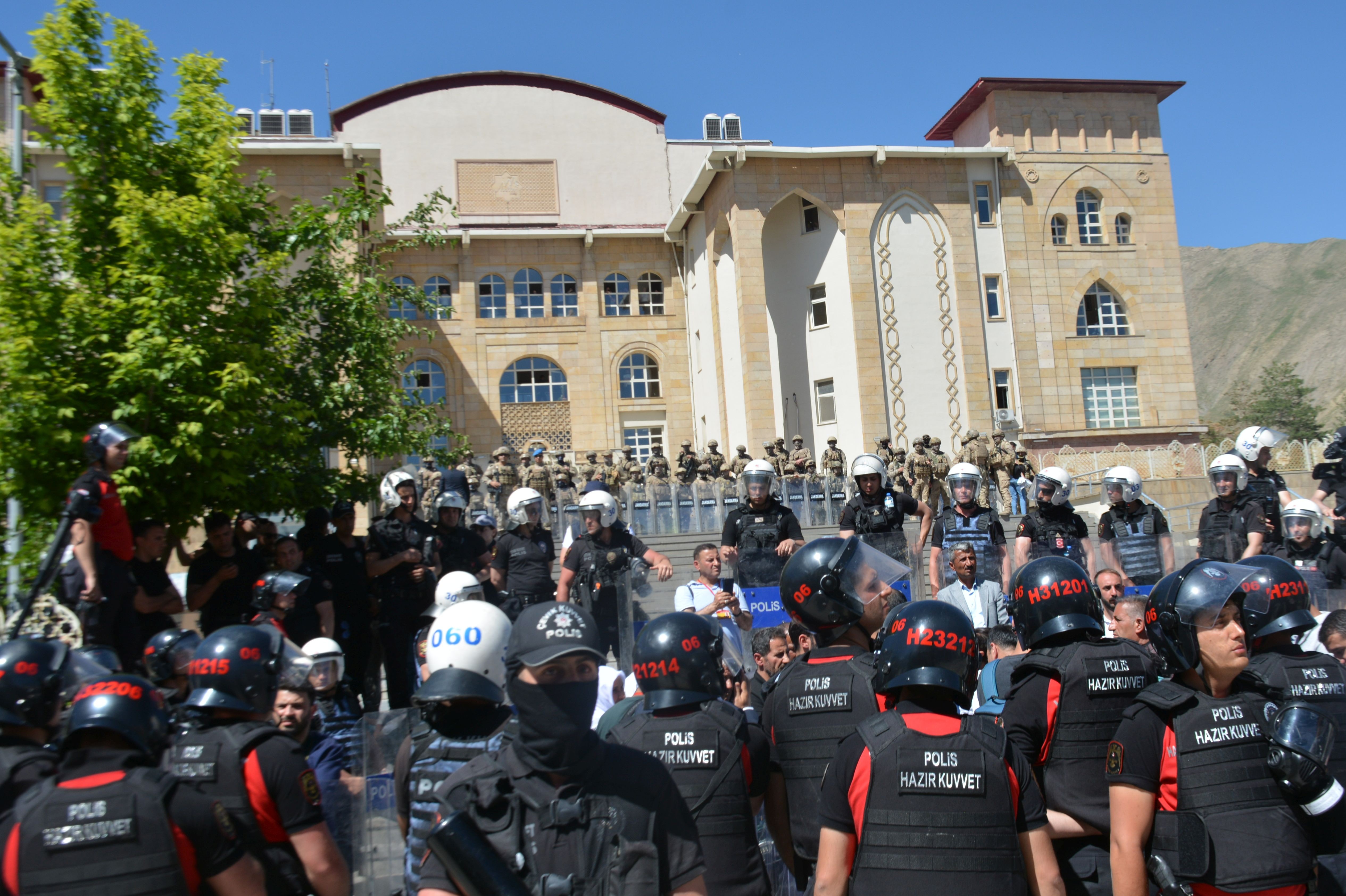 Akış'a verilen hapis cezası protesto ediliyor | Polis biber gazı sıktı