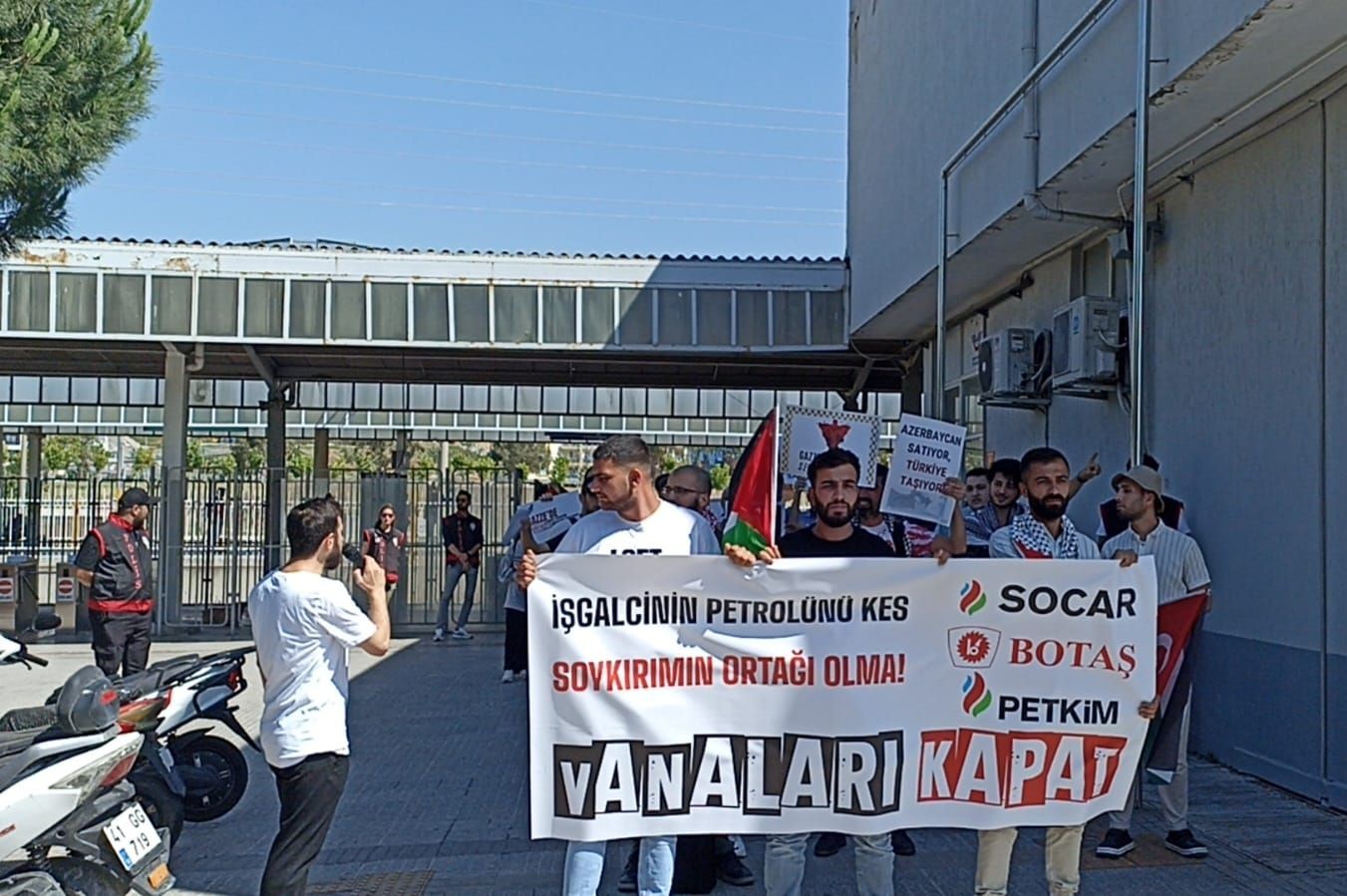 İzmir'de SOCAR önünde Filistin protestosu:​​​​​​​ Soykırıma ortak olma, vanaları kapat