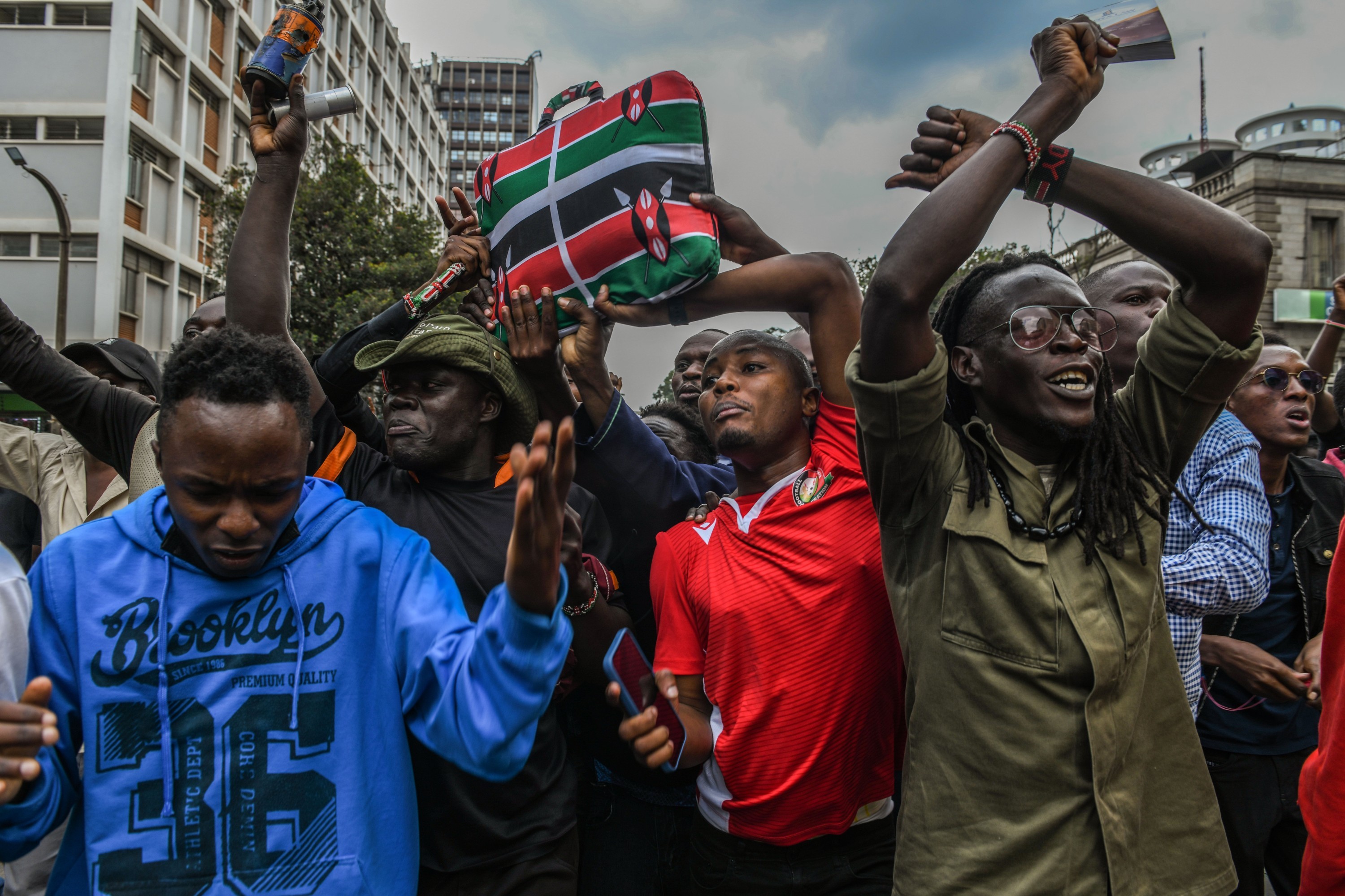 Kenya'da on binler, vergi artışına karşı sokakta