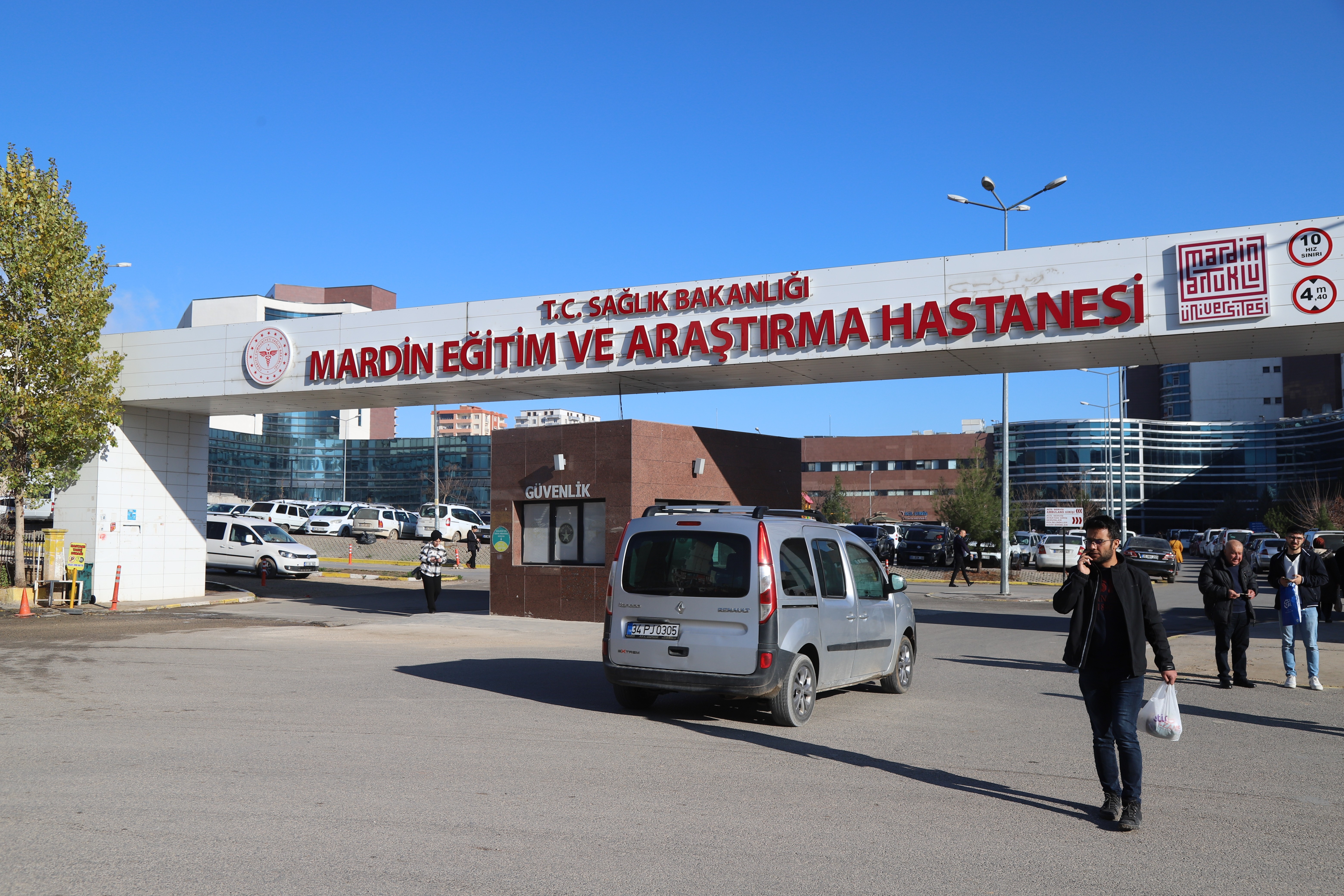 Şehir hastanesi inşaatında çalışırken beton mikseri altında kalan işçi yaşamını yitirdi