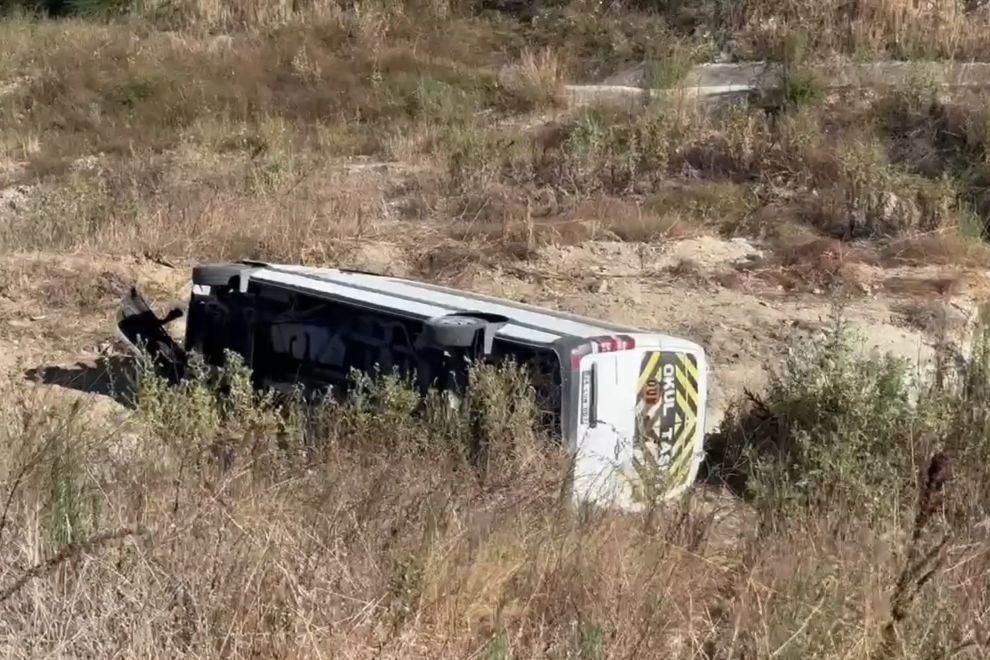 Arnavutköy'de havalimanı personelini taşıyan minibüs şarampole uçtu: 9 yaralı