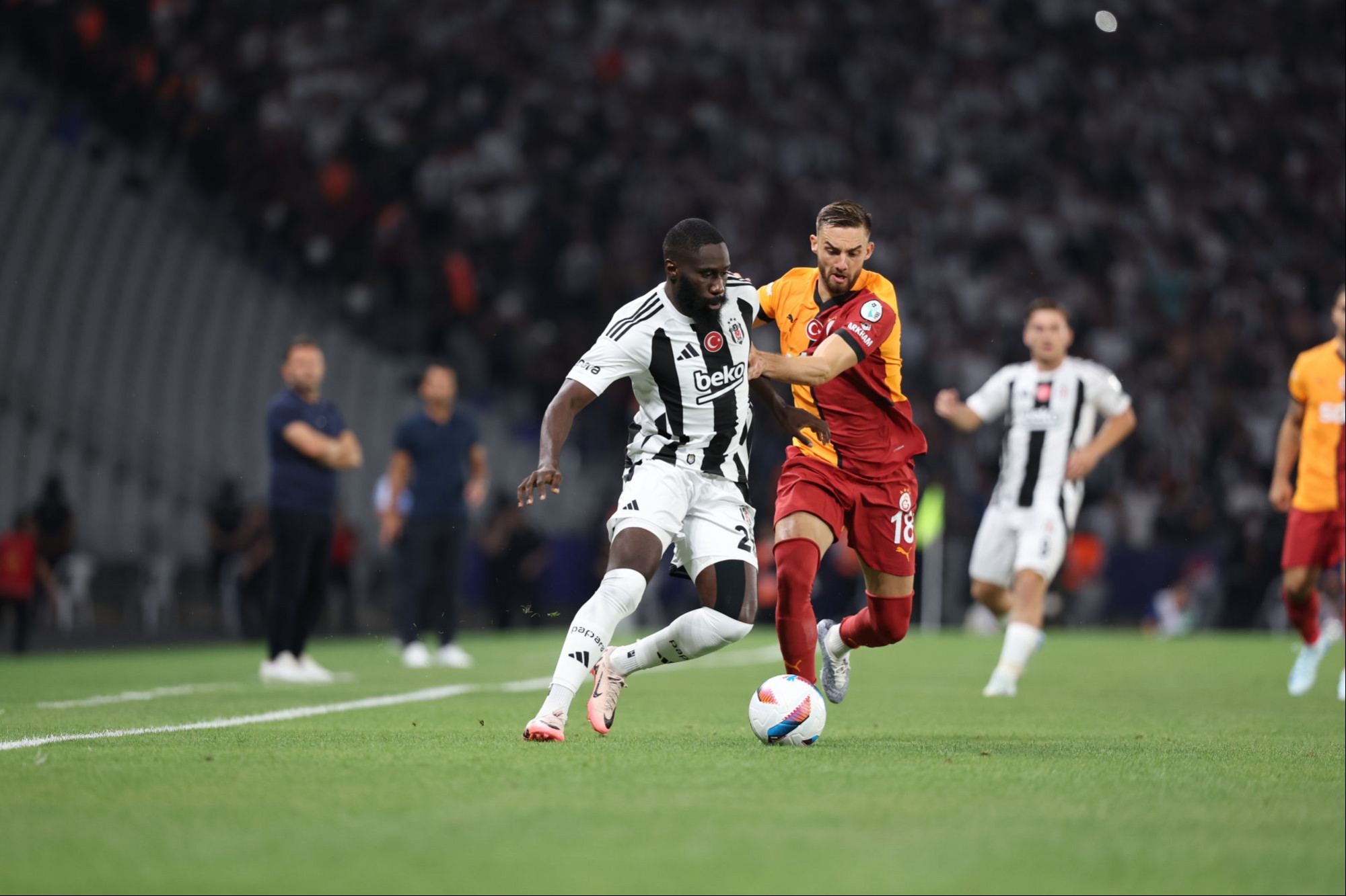 Beşiktaş ve Galatasaray yarın karşı karşıya geliyor