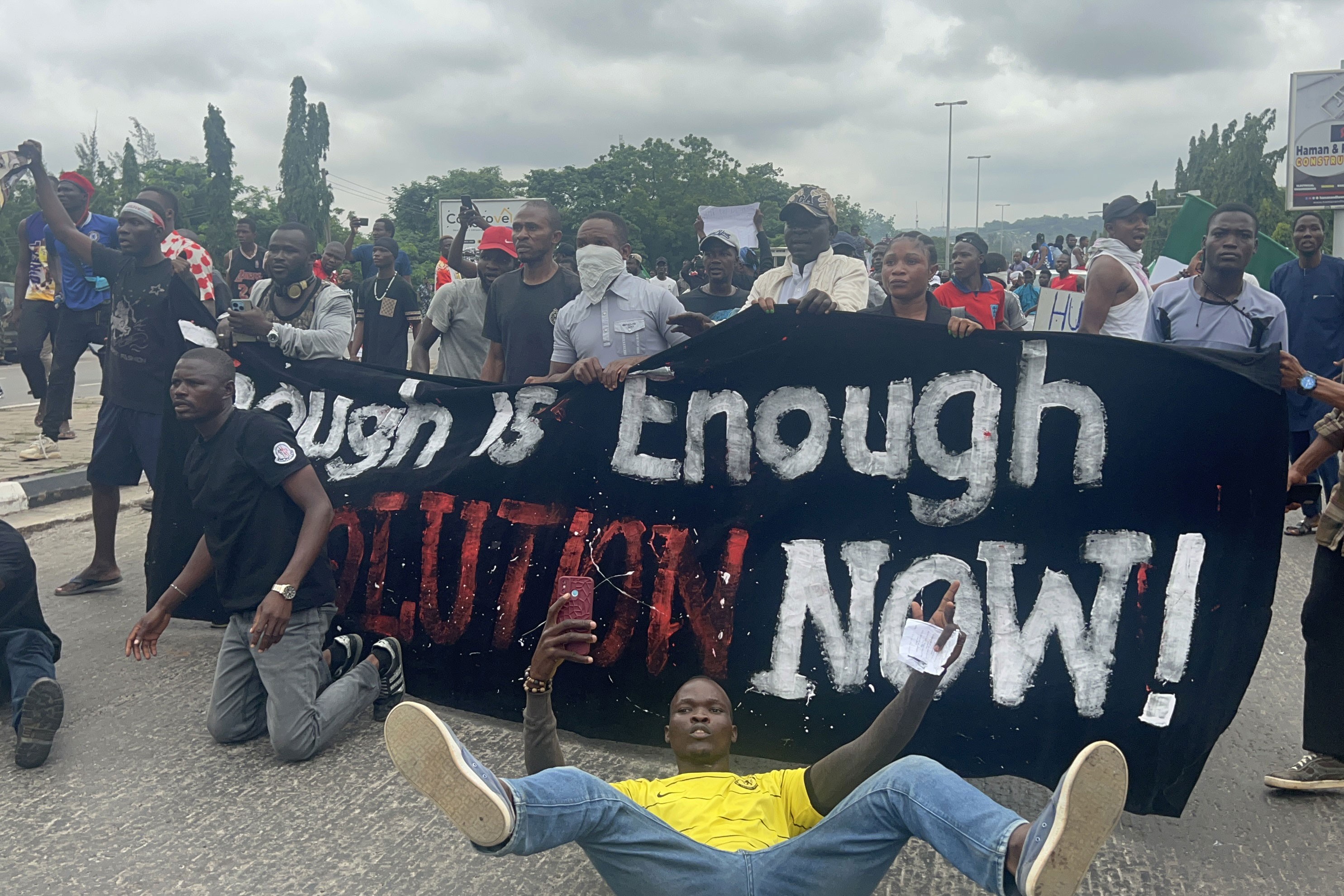 Nijerya'nın Abuja kentinde hayat pahalılığına karşı protestolar düzenlendi.