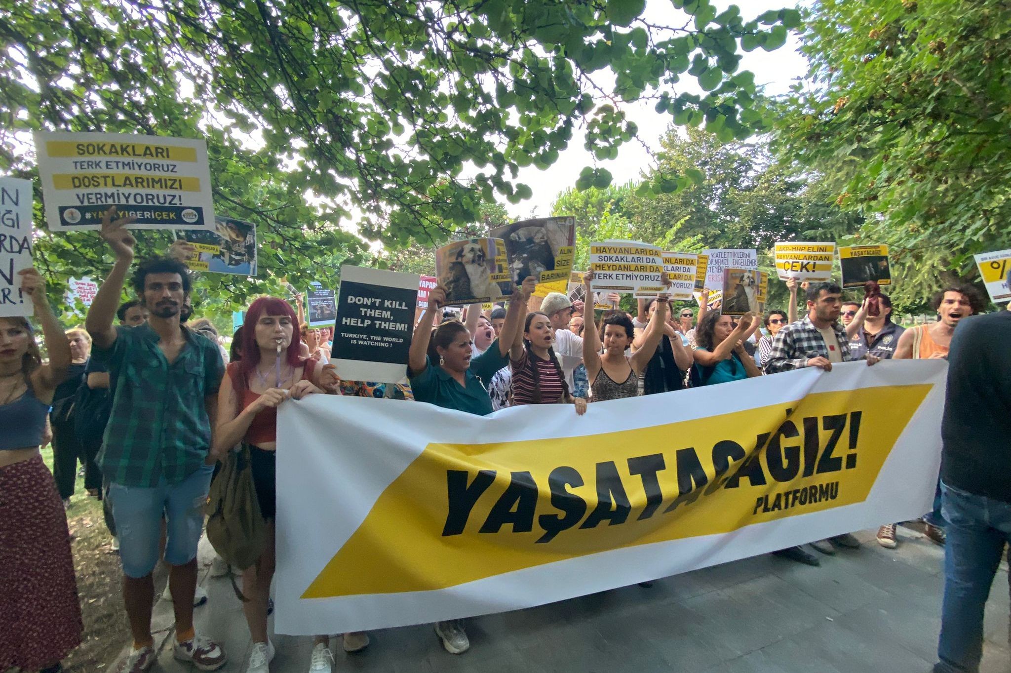 İstanbul'da AKP önündeki "katliam yasası" protestosu engellendi