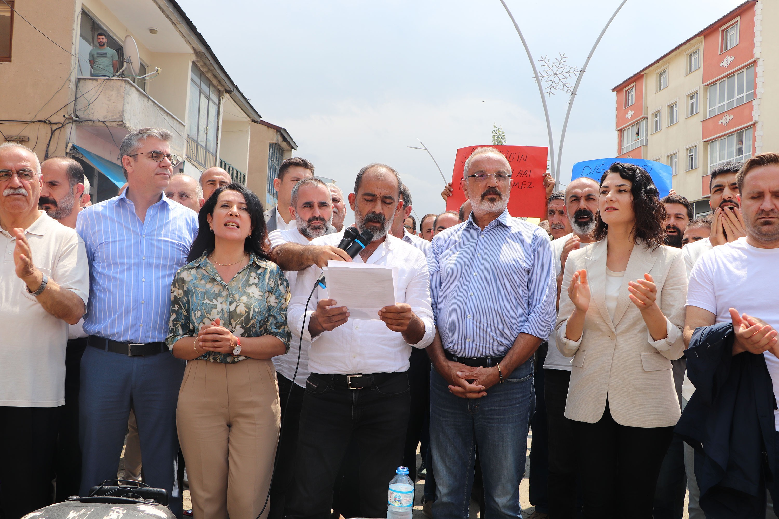 DEM Parti'den istifa eden Ağrı Taşlıçay Belediye Eş Başkanı Mehmet Ali Budak protesto edildi