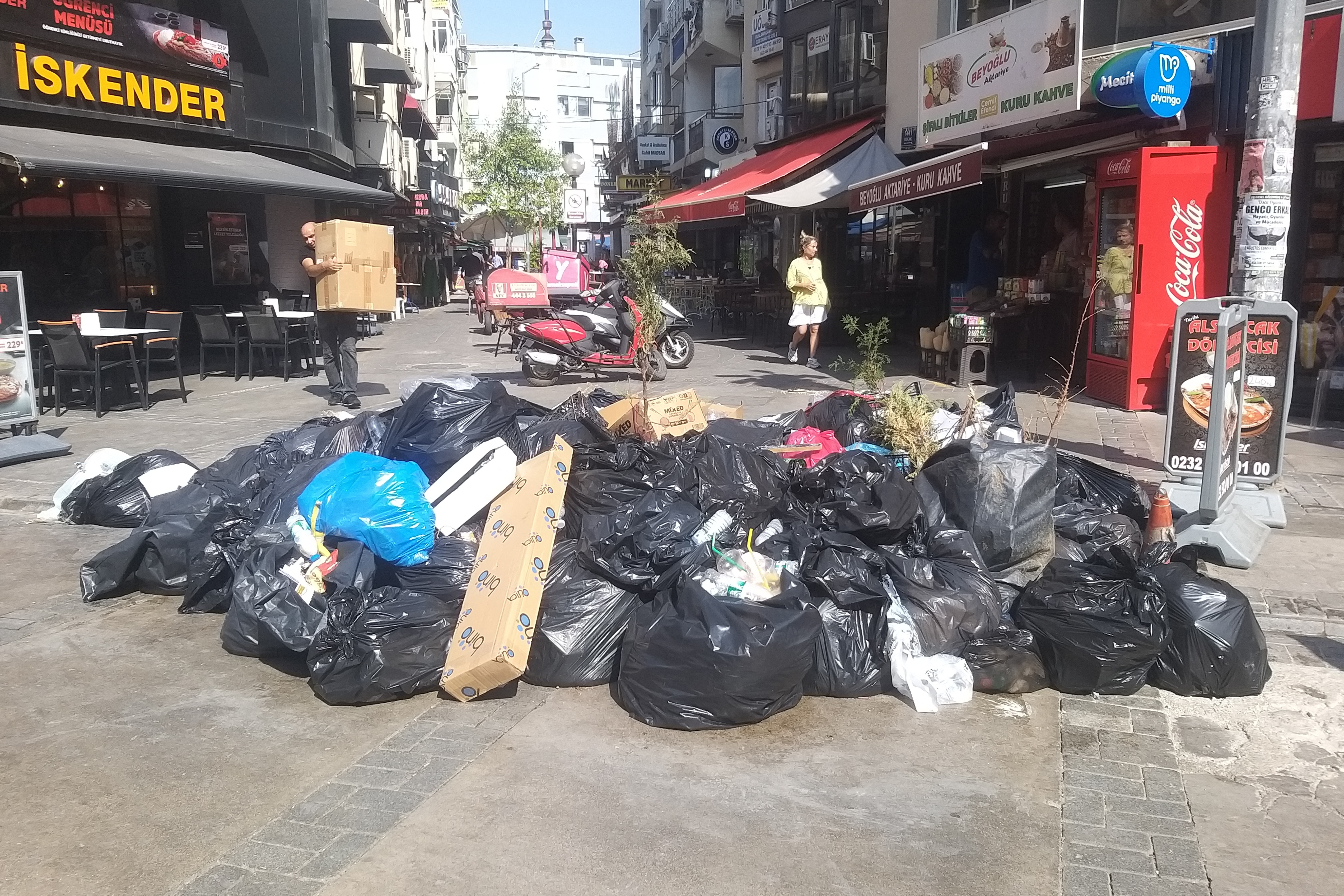 İş bırakan İzBB temizlik işçileri kazandı: Çöpleri toplamadılar, vasıflarını kazandılar