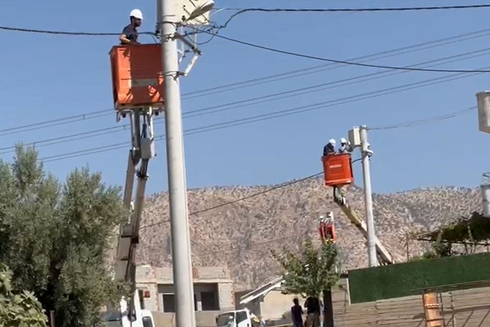 DEDAŞ baskınları sürüyor: Bir mahalle elektriksiz bırakıldı 