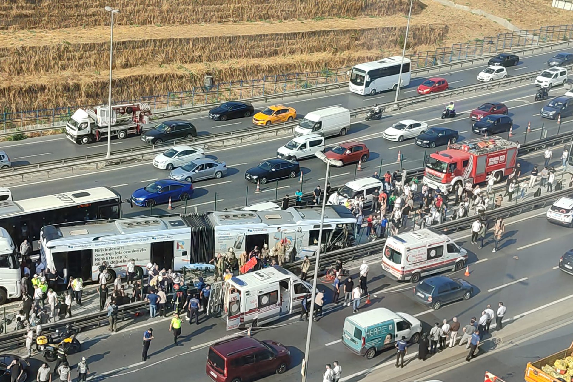 Sefaköy'de metrobüs kazası: 1 kişi hayatını kaybetti, 4 kişi gözaltında