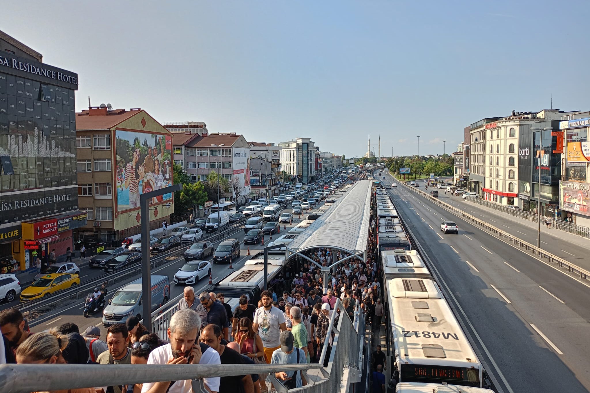 Sefaköy'de iki metrobüs çarpıştı