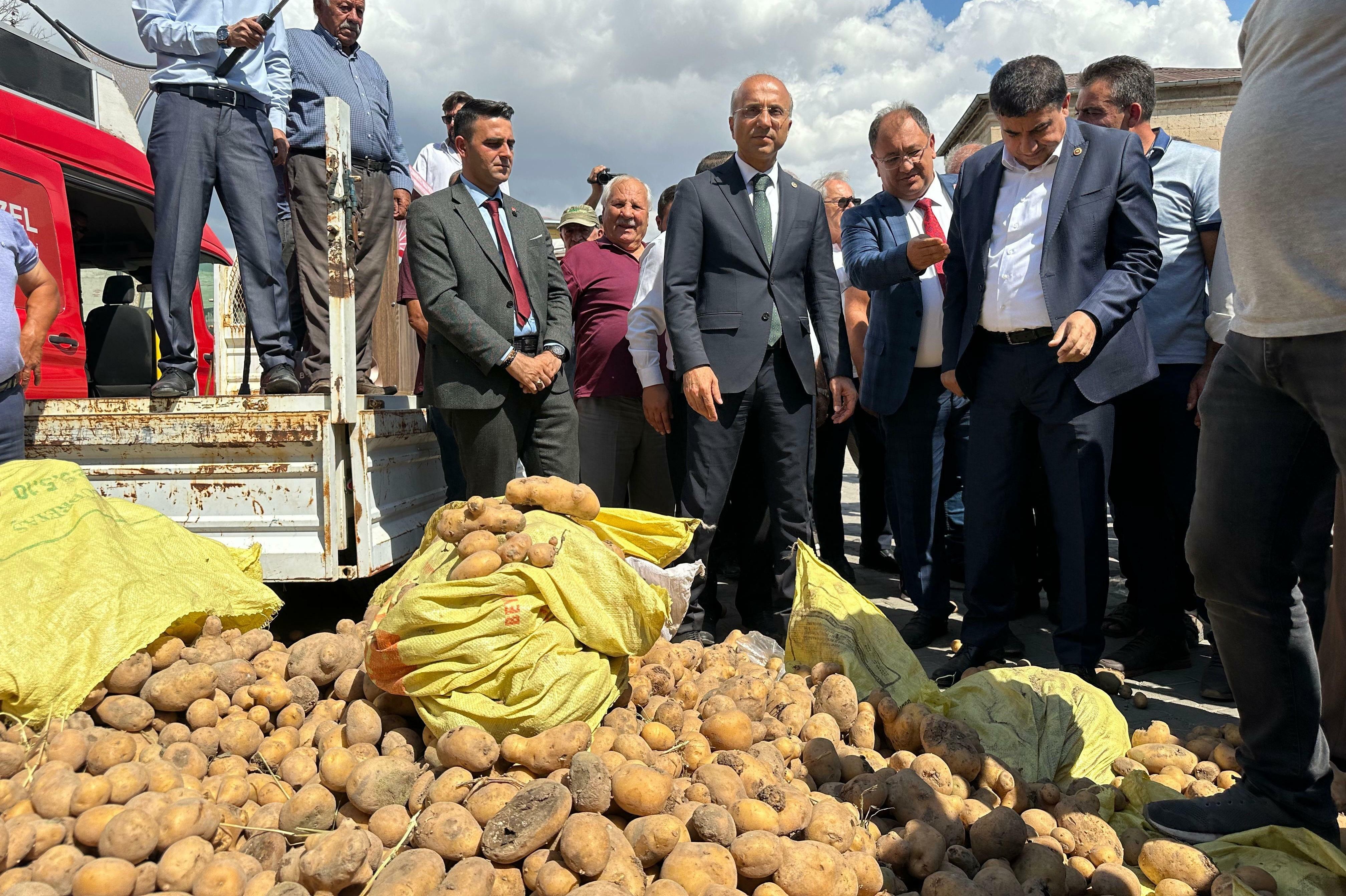 Nevşehir'de patates üreticileri satamadığı ürününü yere döktü