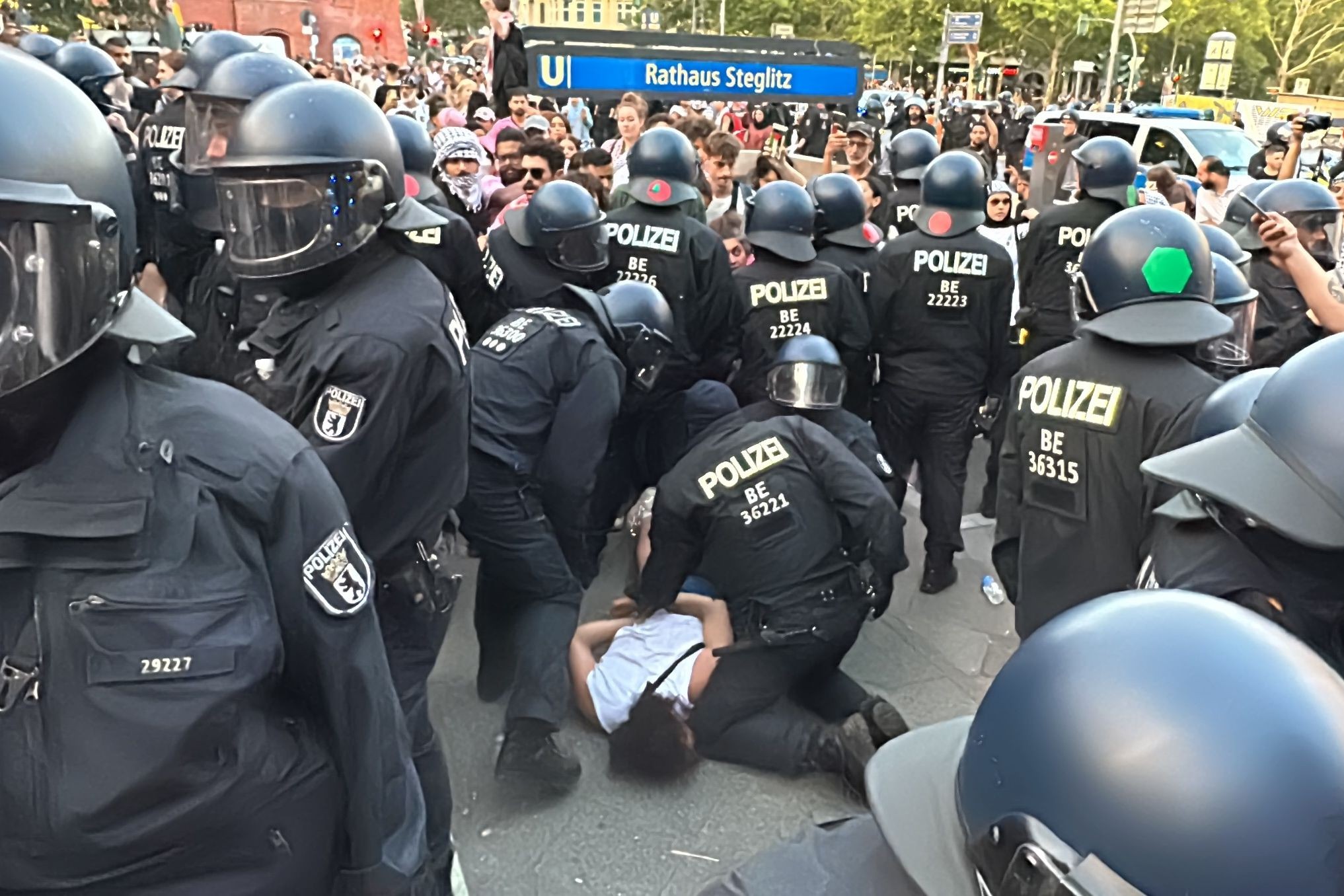 Berlin'de düzenlenen Filistin'e destek eyleminde gözaltına alınan eylemci.