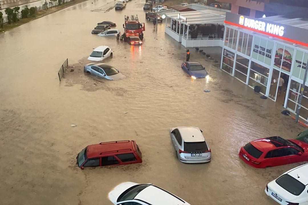 Karabük’te sağanak yağış: Evler ve arabalar sular altında kaldı