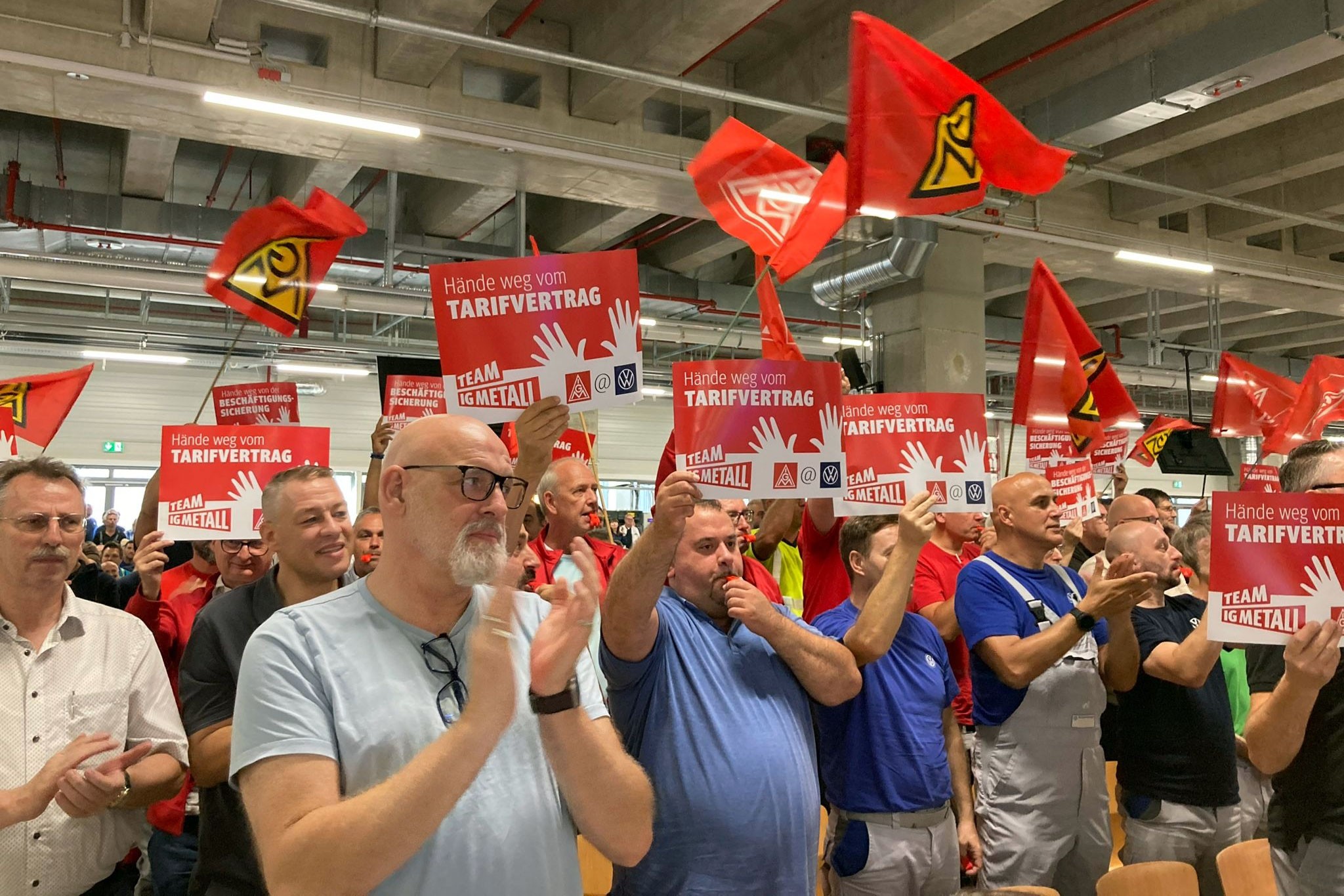 Volkswagen işçileri tasarruf planını protesto ediyor