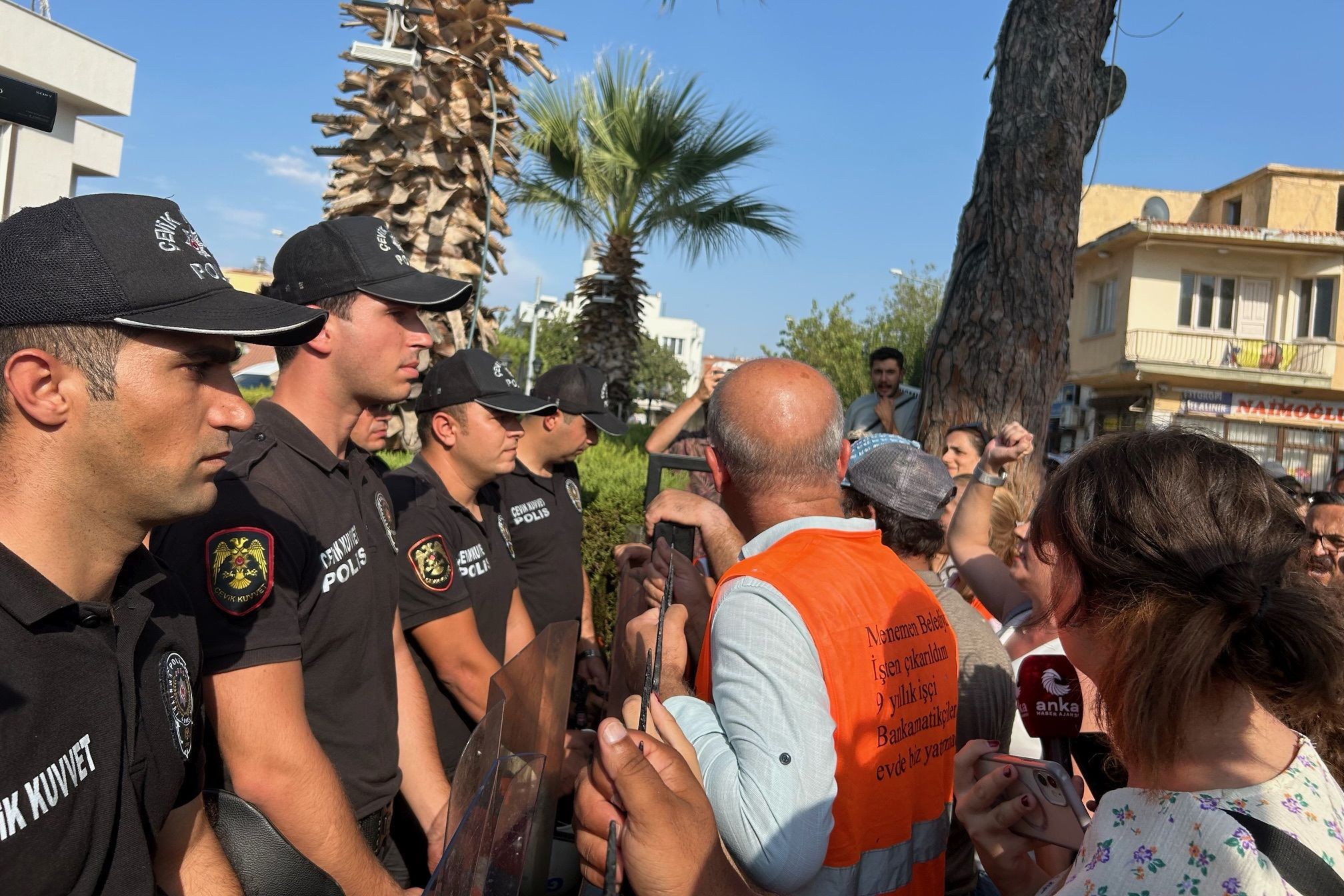 Direnişteki Menemen Belediye işçilerine polis barikatı