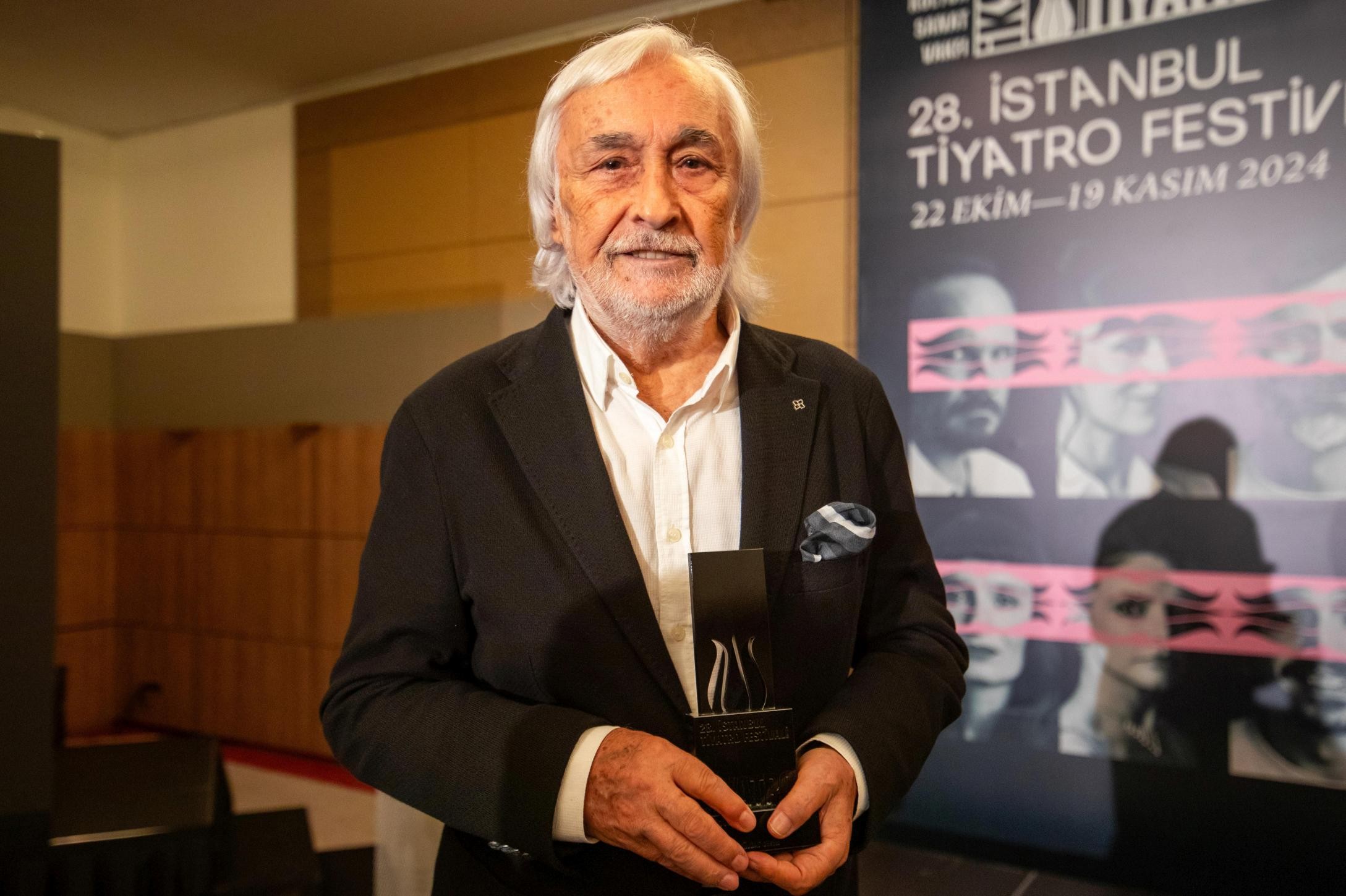 28. İstanbul Tiyatro Festivali Onur Ödülü alan Müjdat Gezen