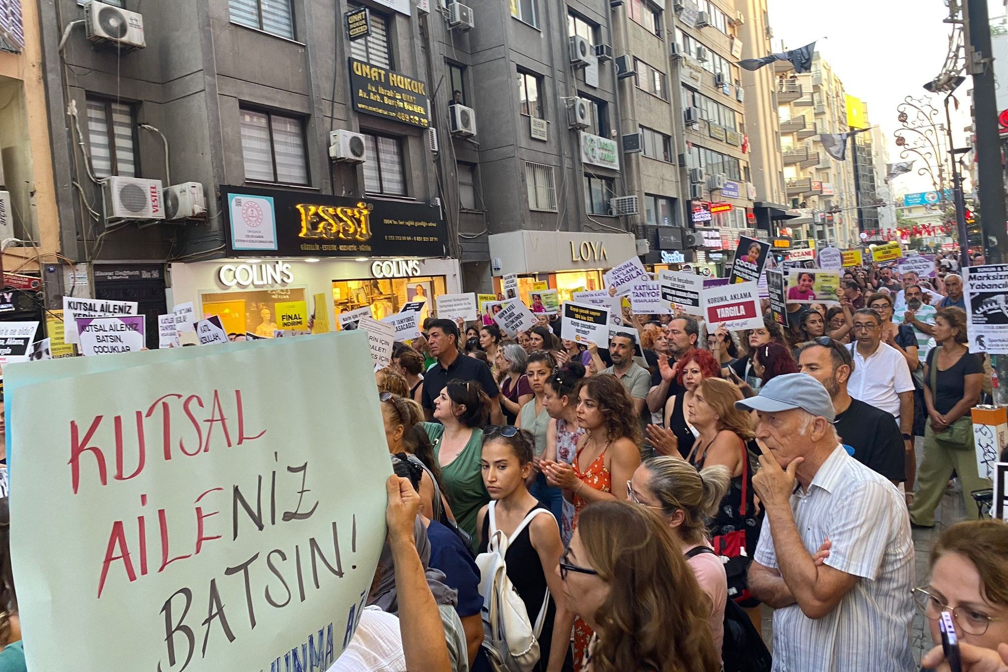 İzmir'de, Narin için yapılan eylem.