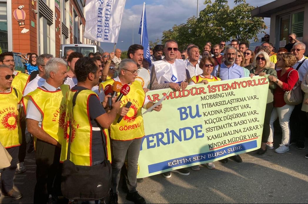 Kadın müdür yardımcısının kapısını kırdıran müdürün protestosu